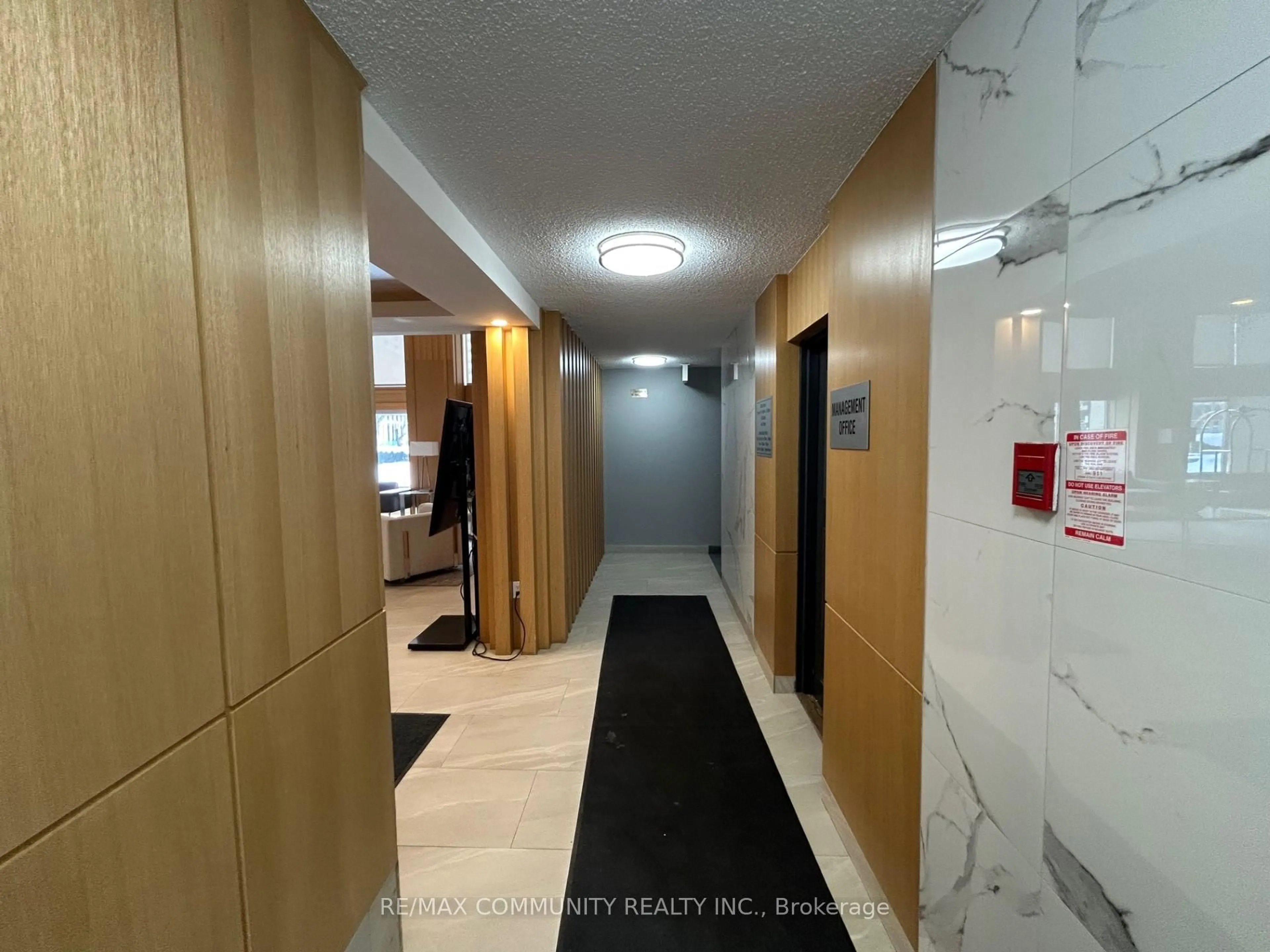 Indoor foyer for 3590 Kaneff Cres #805, Mississauga Ontario L5A 3X3