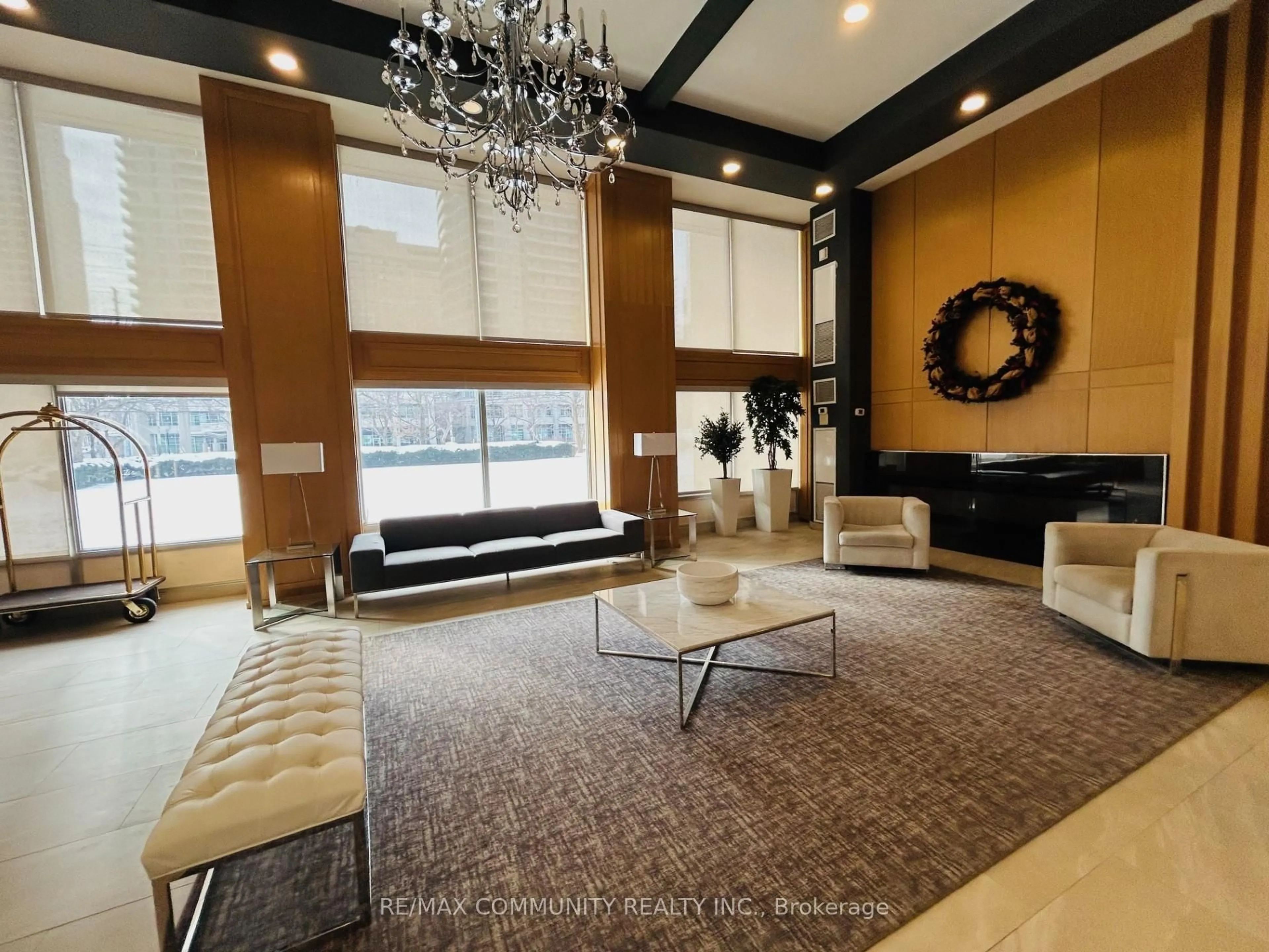 Lobby for 3590 Kaneff Cres #805, Mississauga Ontario L5A 3X3