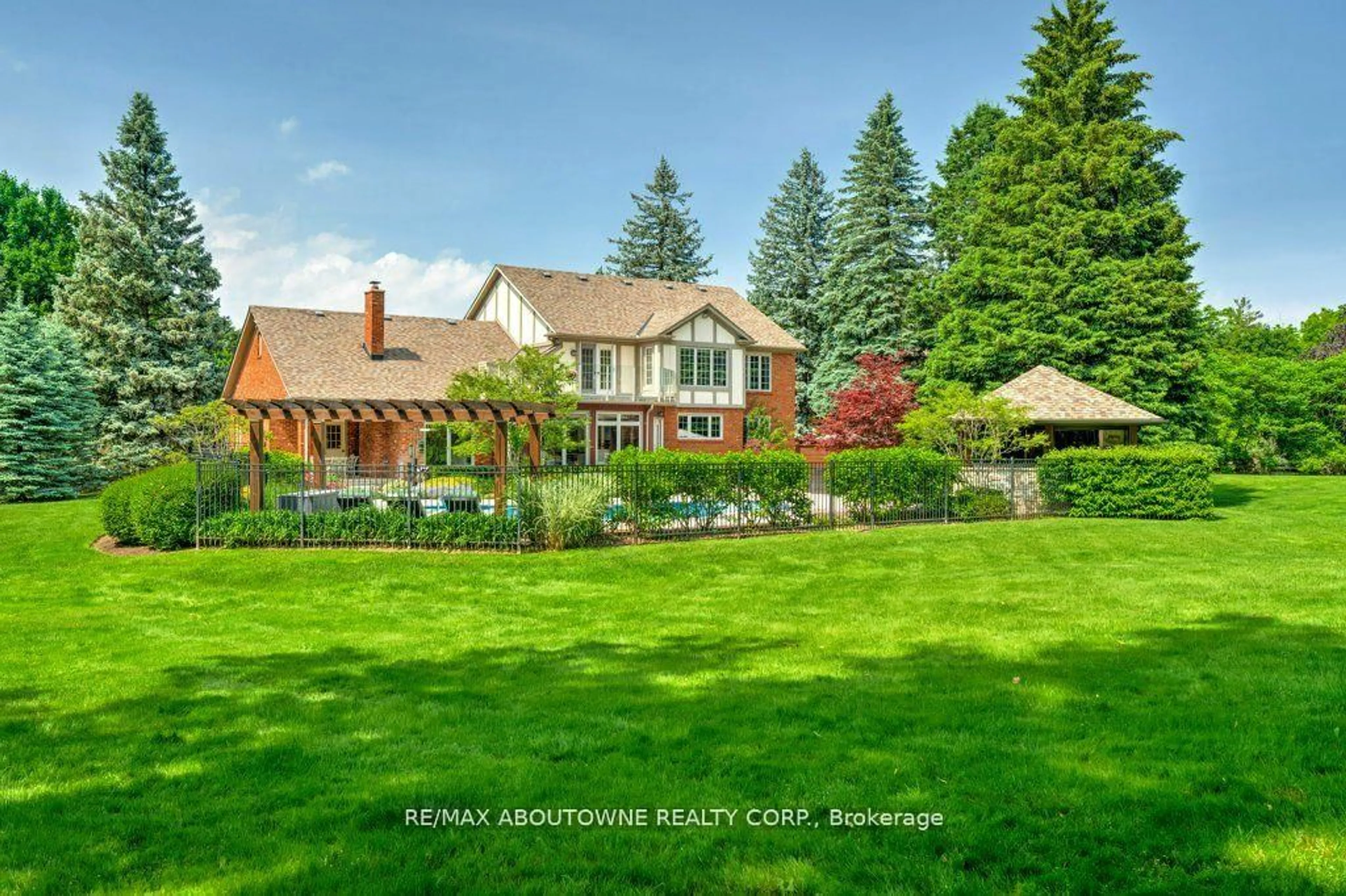 A pic from outside/outdoor area/front of a property/back of a property/a pic from drone, unknown for 6365 Breckenridge Pl, Burlington Ontario L7P 0K8