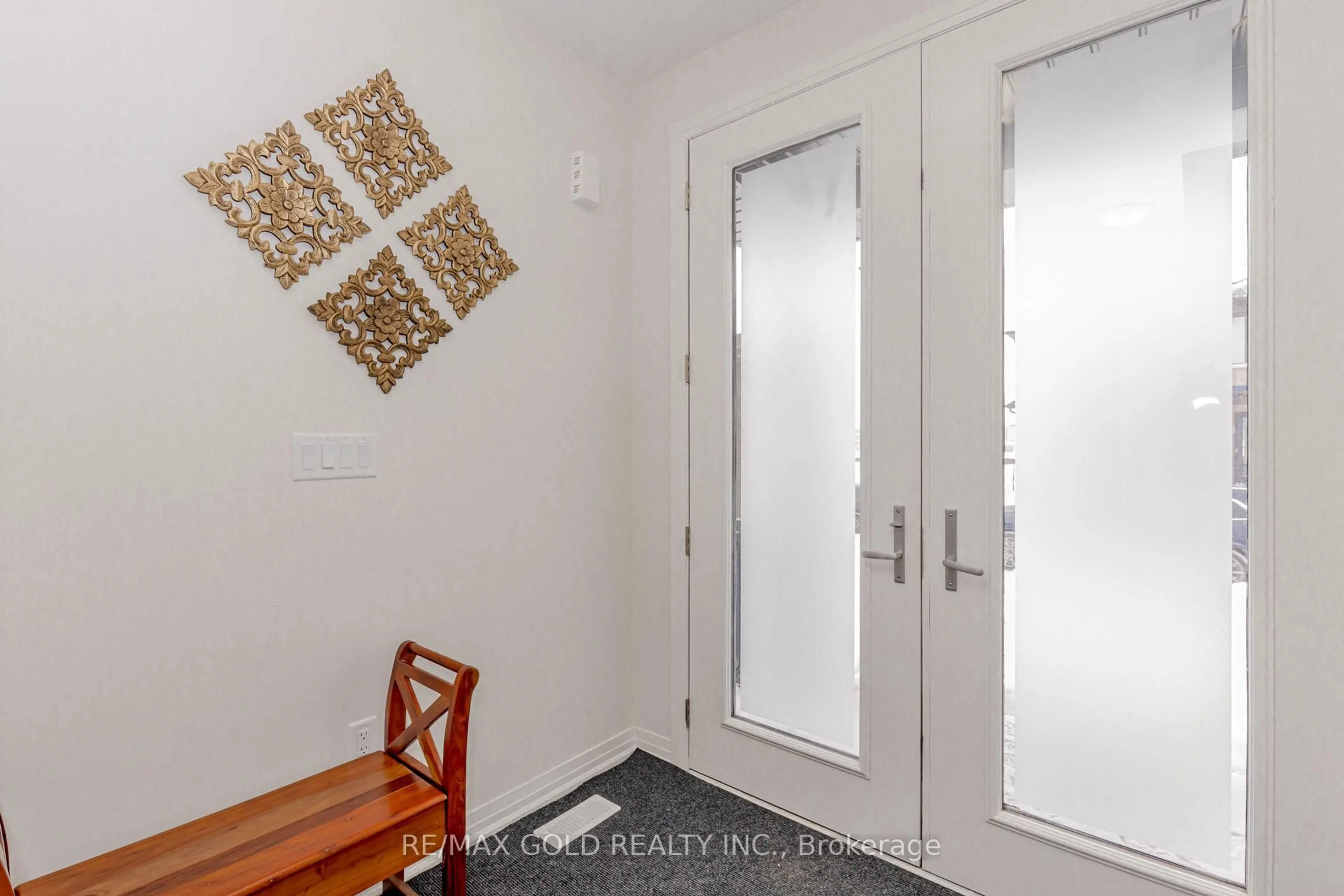 Indoor entryway for 57 Arnold Circ, Brampton Ontario L7A 0B8