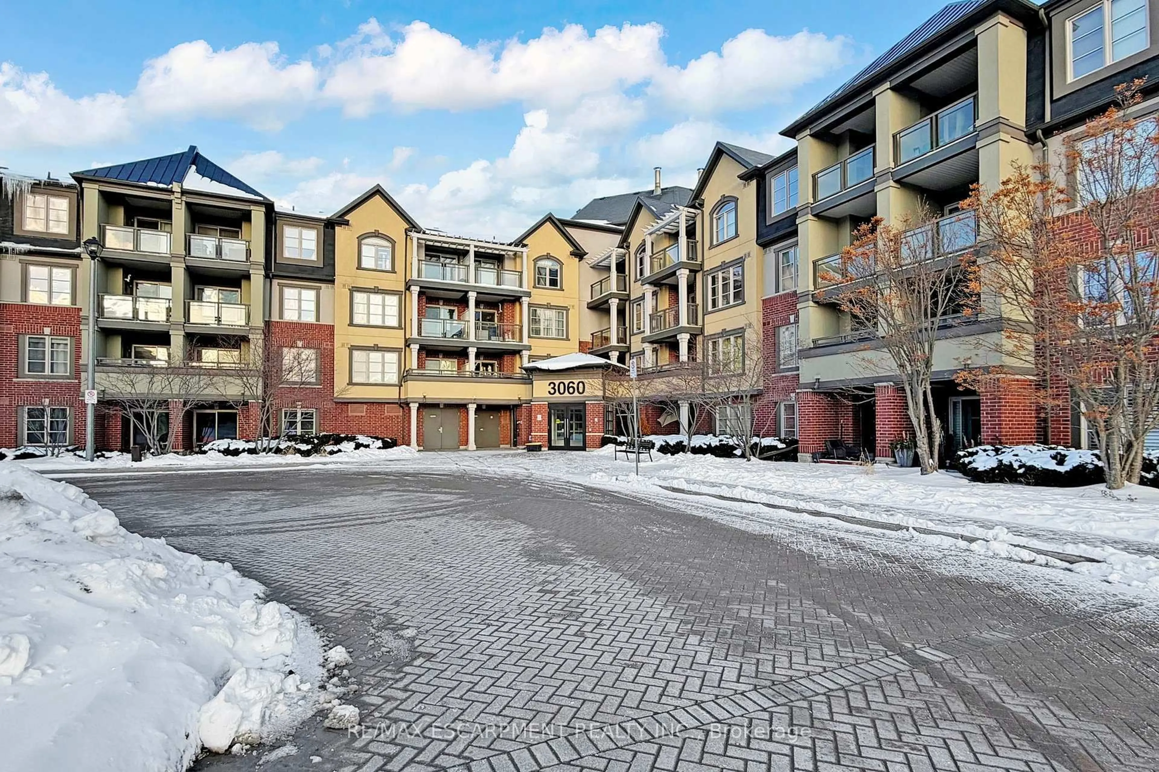 Patio, unknown for 3060 Rotary Way #103, Burlington Ontario L7M 0G9