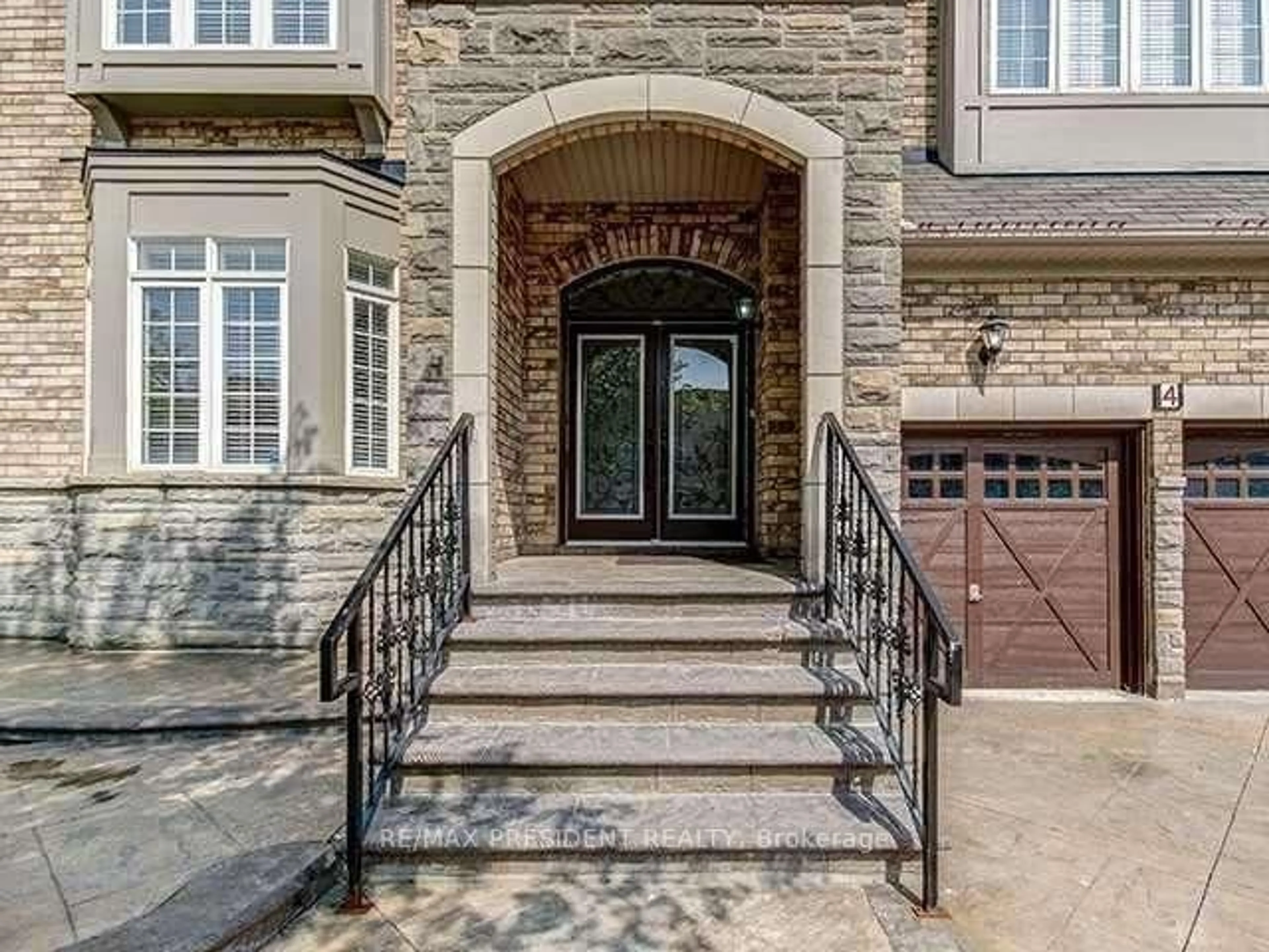 Indoor entryway for 4 Cairnburg Dr, Brampton Ontario L6P 1X3
