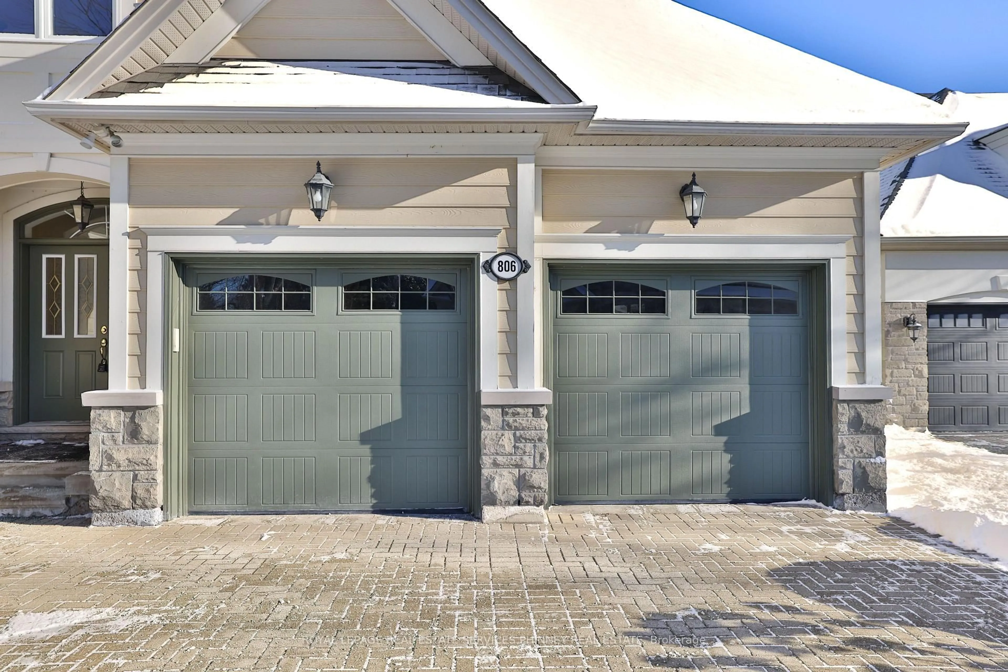Indoor garage for 806 Hidden Grove Lane, Mississauga Ontario L5H 4L3