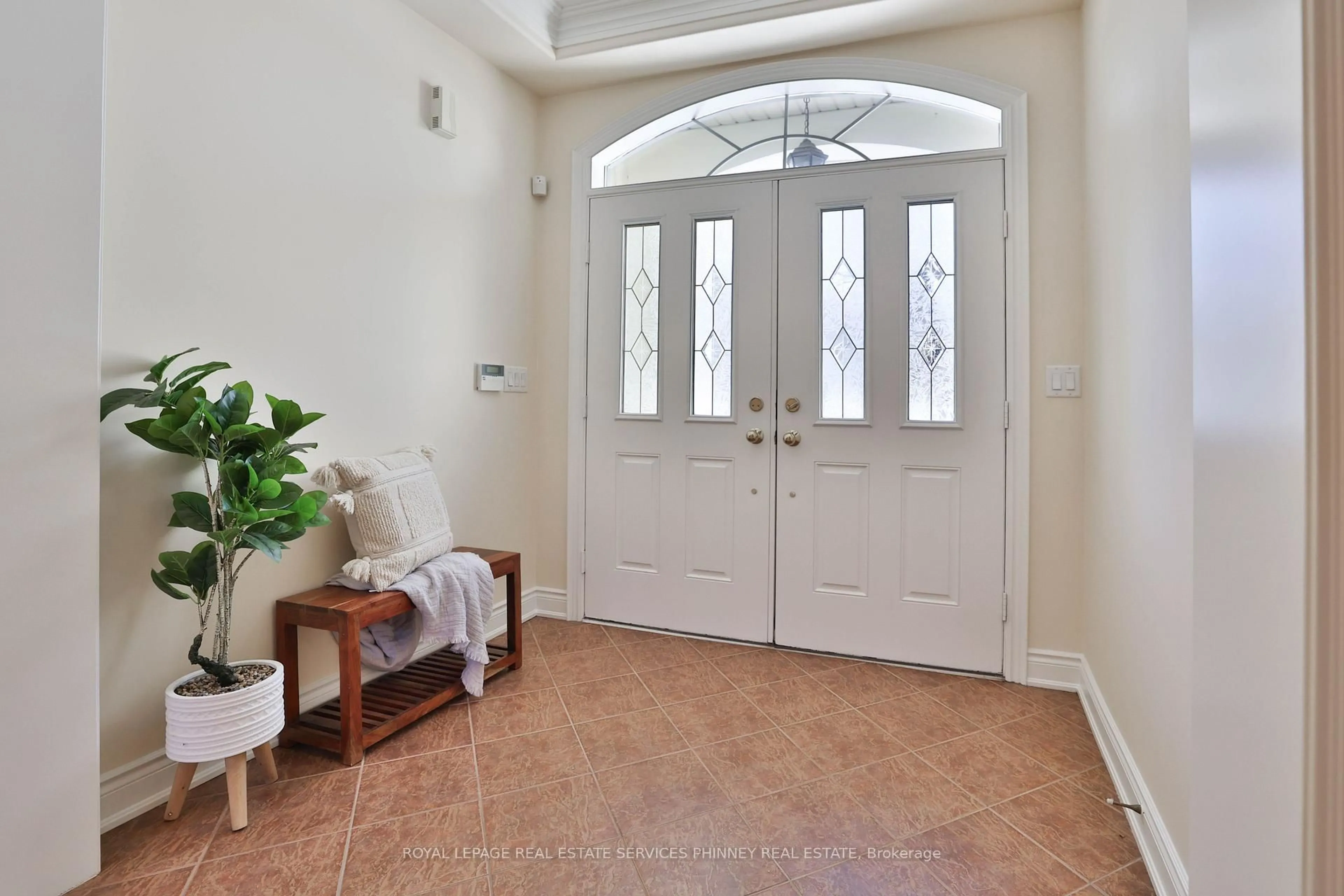 Indoor entryway for 806 Hidden Grove Lane, Mississauga Ontario L5H 4L3