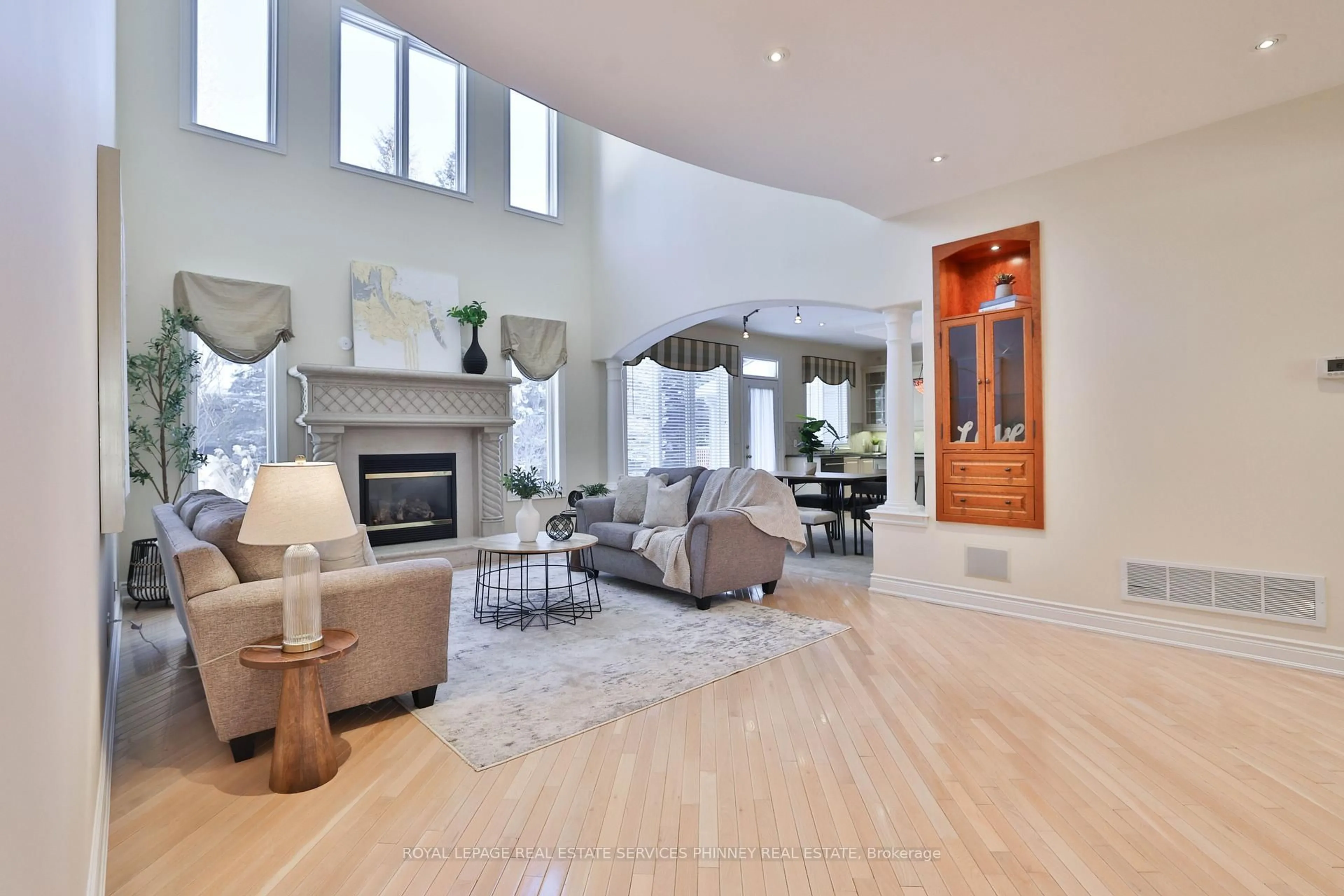 Indoor foyer for 806 Hidden Grove Lane, Mississauga Ontario L5H 4L3