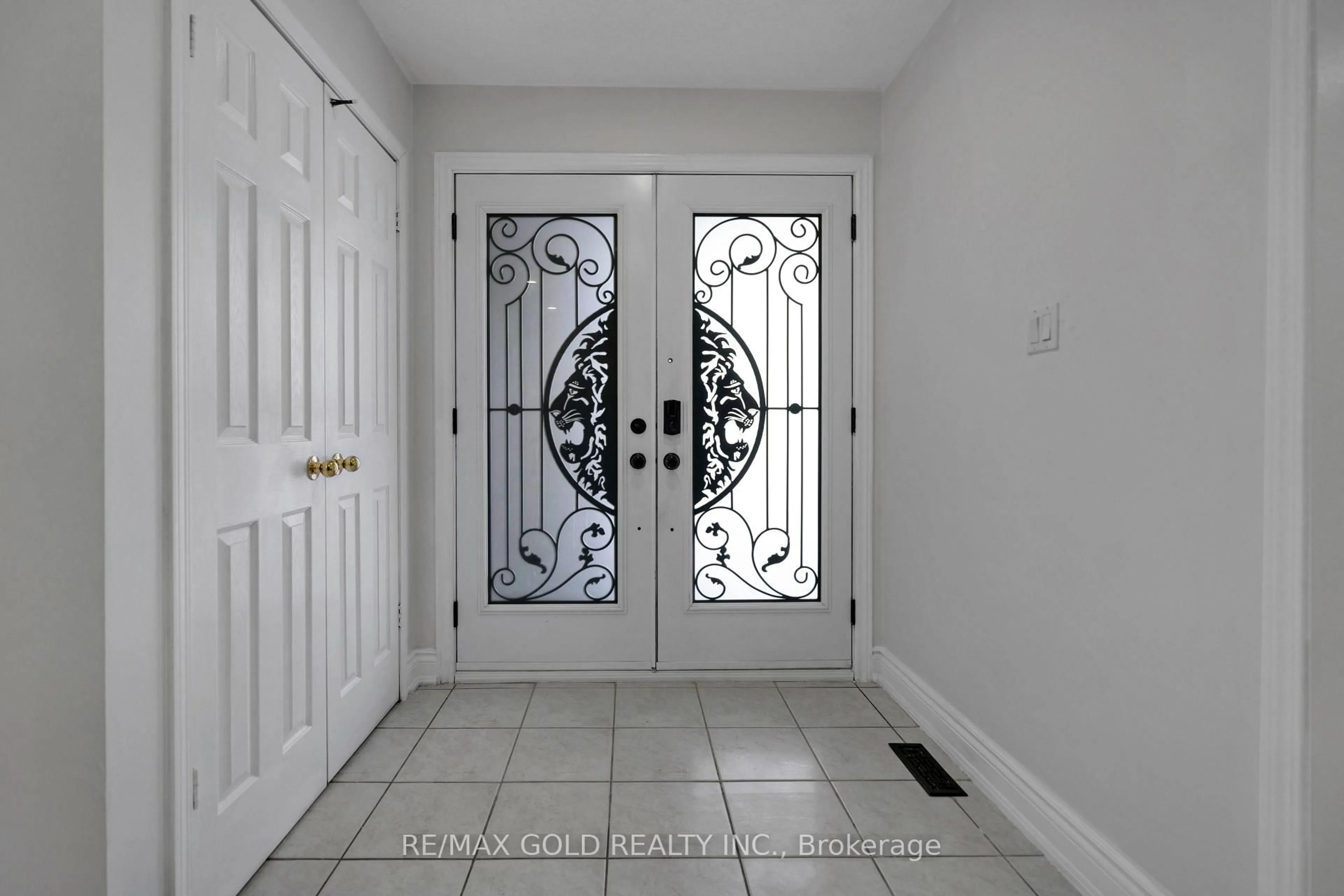 Indoor entryway for 49 Sterritt Dr, Brampton Ontario L6Y 5E4