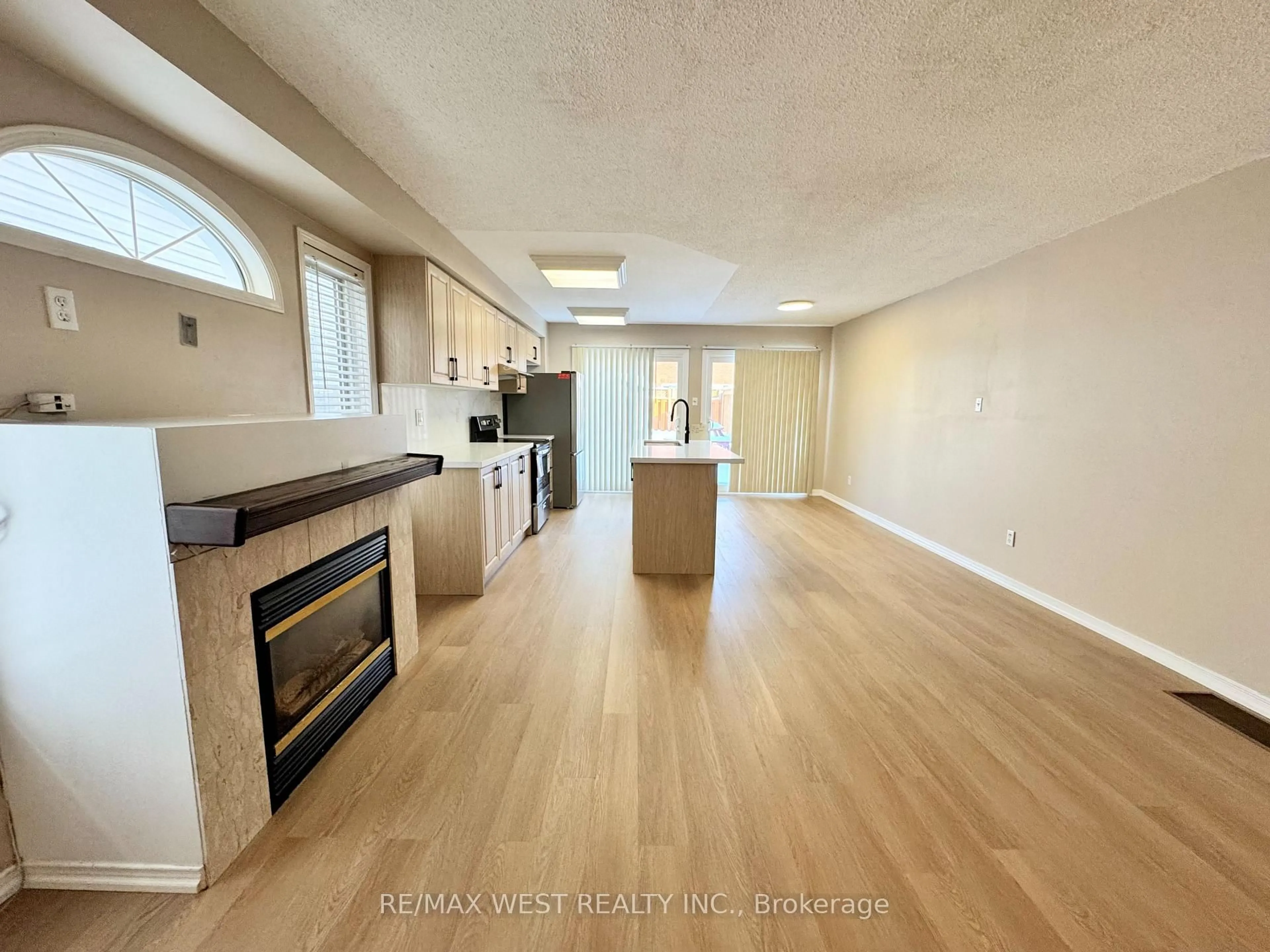 Open concept kitchen, unknown for 269 Pressed Brick Dr, Brampton Ontario L6V 4L2