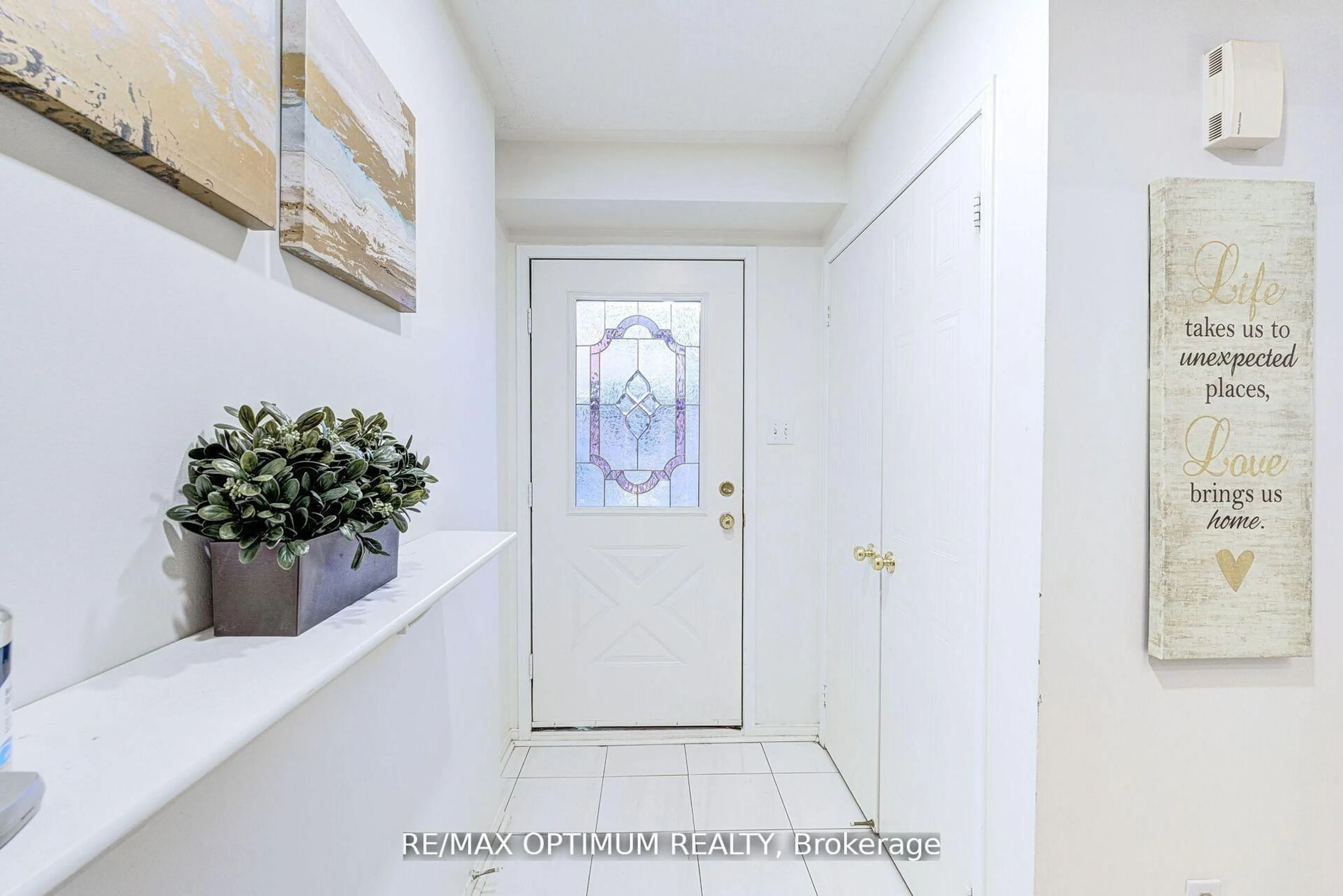 Indoor entryway for 2945 Thomas St #93, Mississauga Ontario L5M 6C1