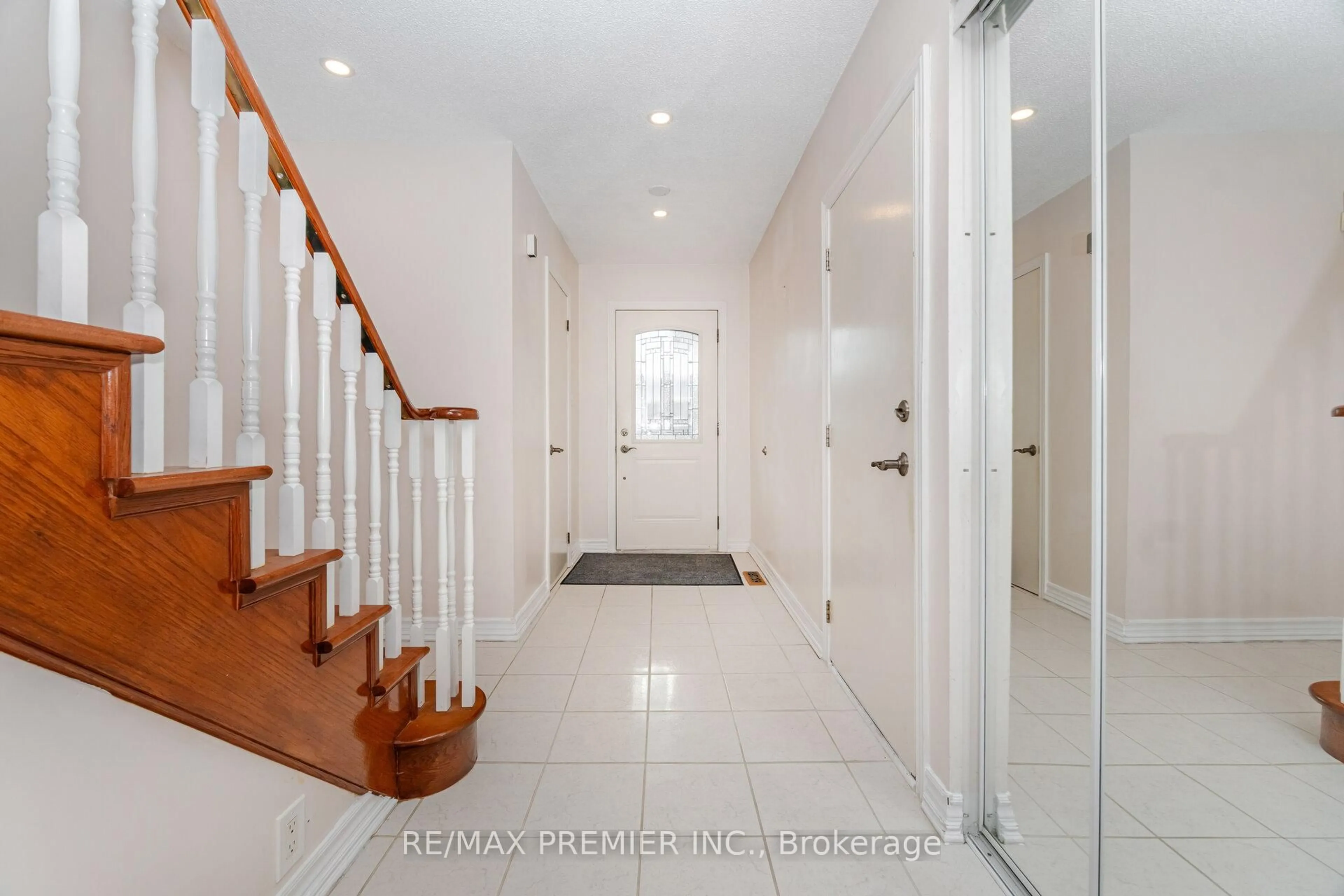 Indoor entryway for 5 Magdalena Crt, Toronto Ontario M9V 4S7