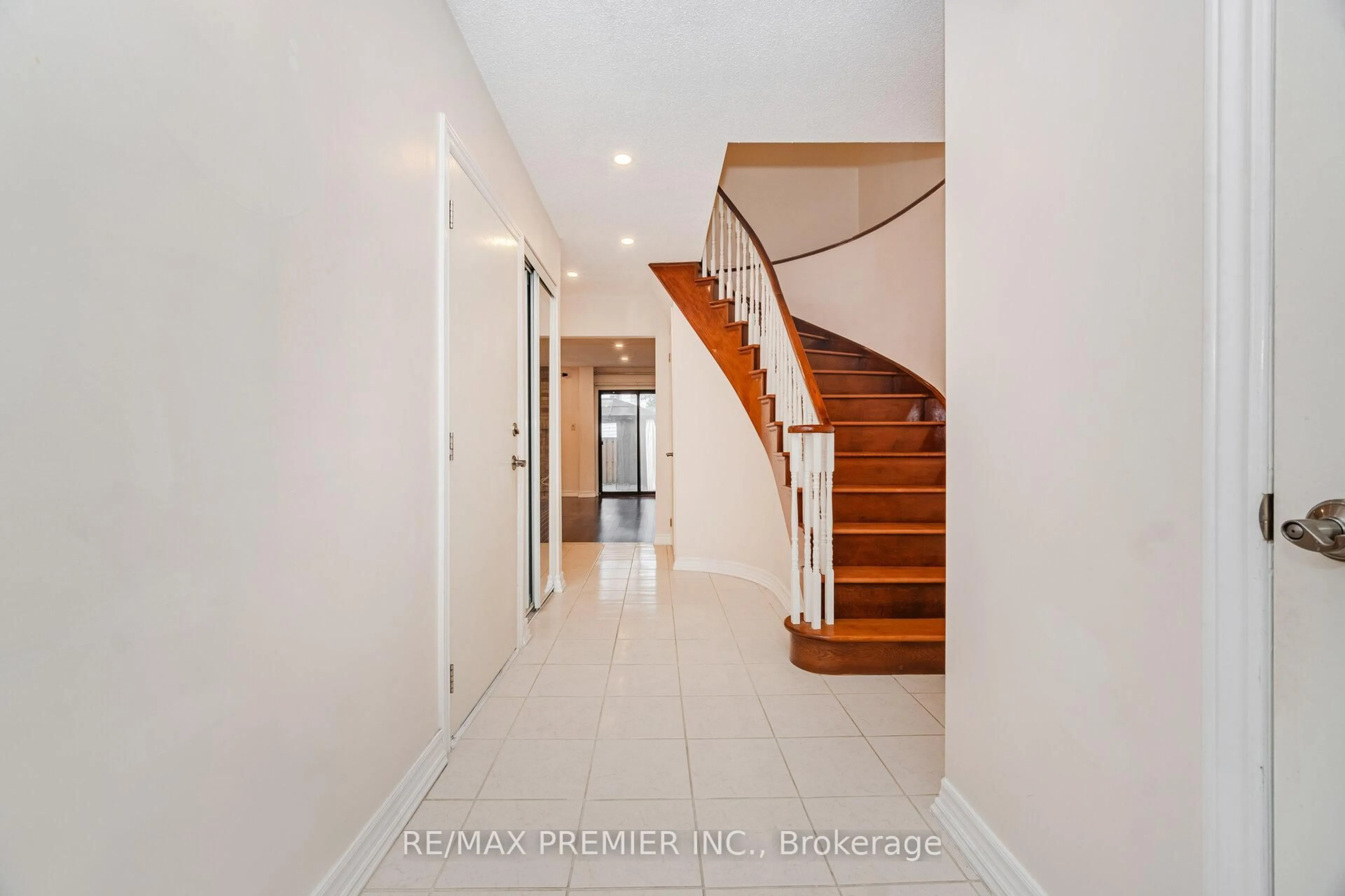 Indoor foyer for 5 Magdalena Crt, Toronto Ontario M9V 4S7
