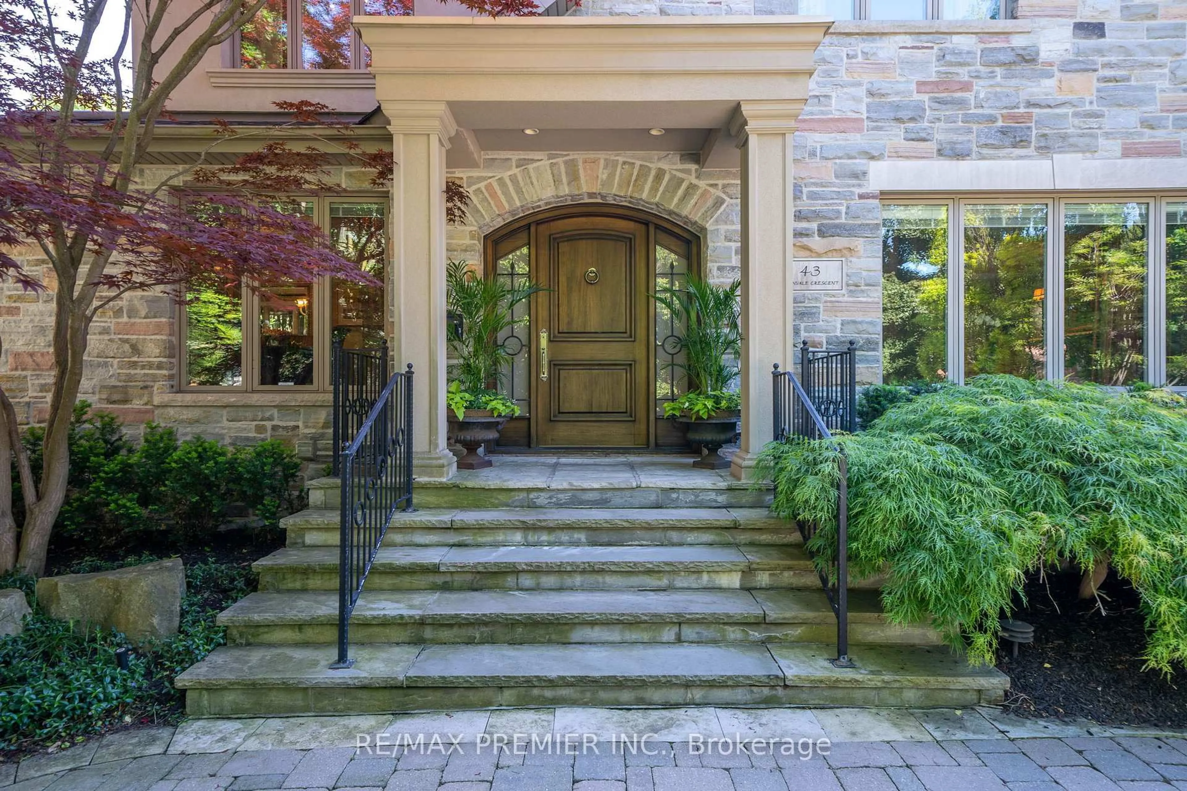 Indoor entryway for 43 Edenvale Cres, Toronto Ontario M9A 4A5