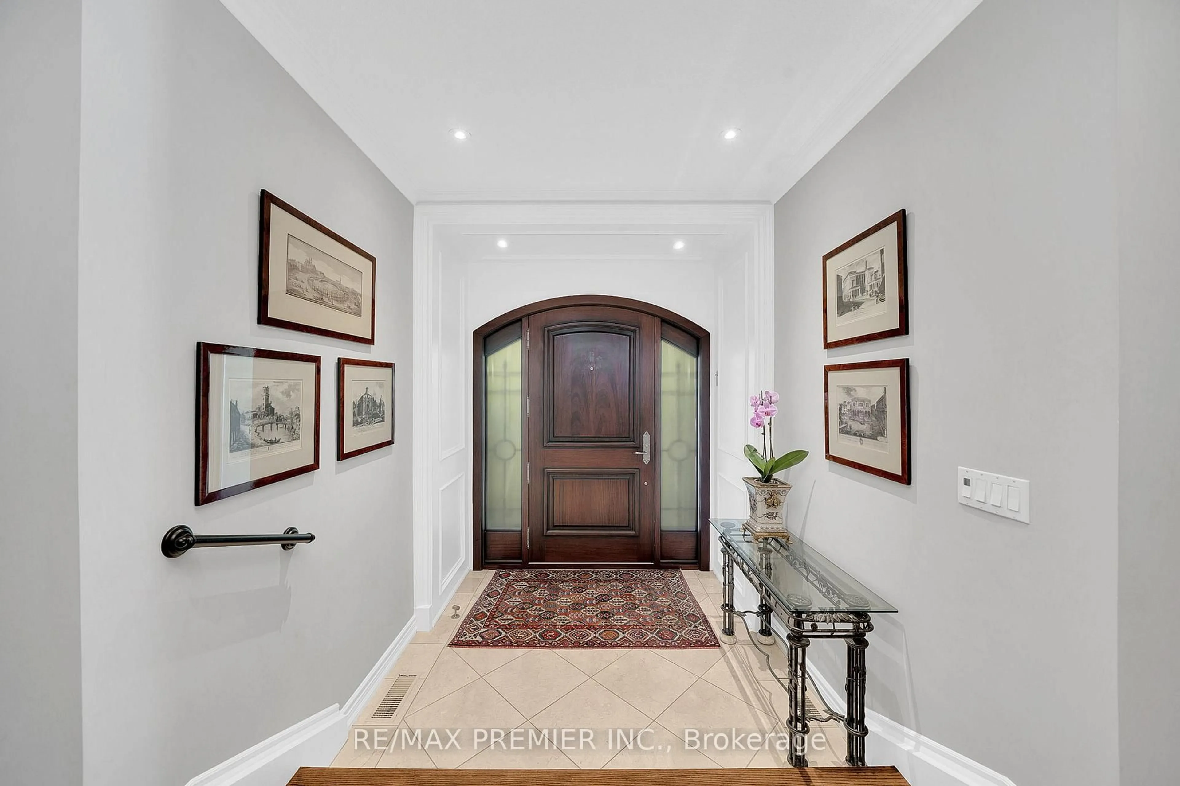 Indoor entryway for 43 Edenvale Cres, Toronto Ontario M9A 4A5