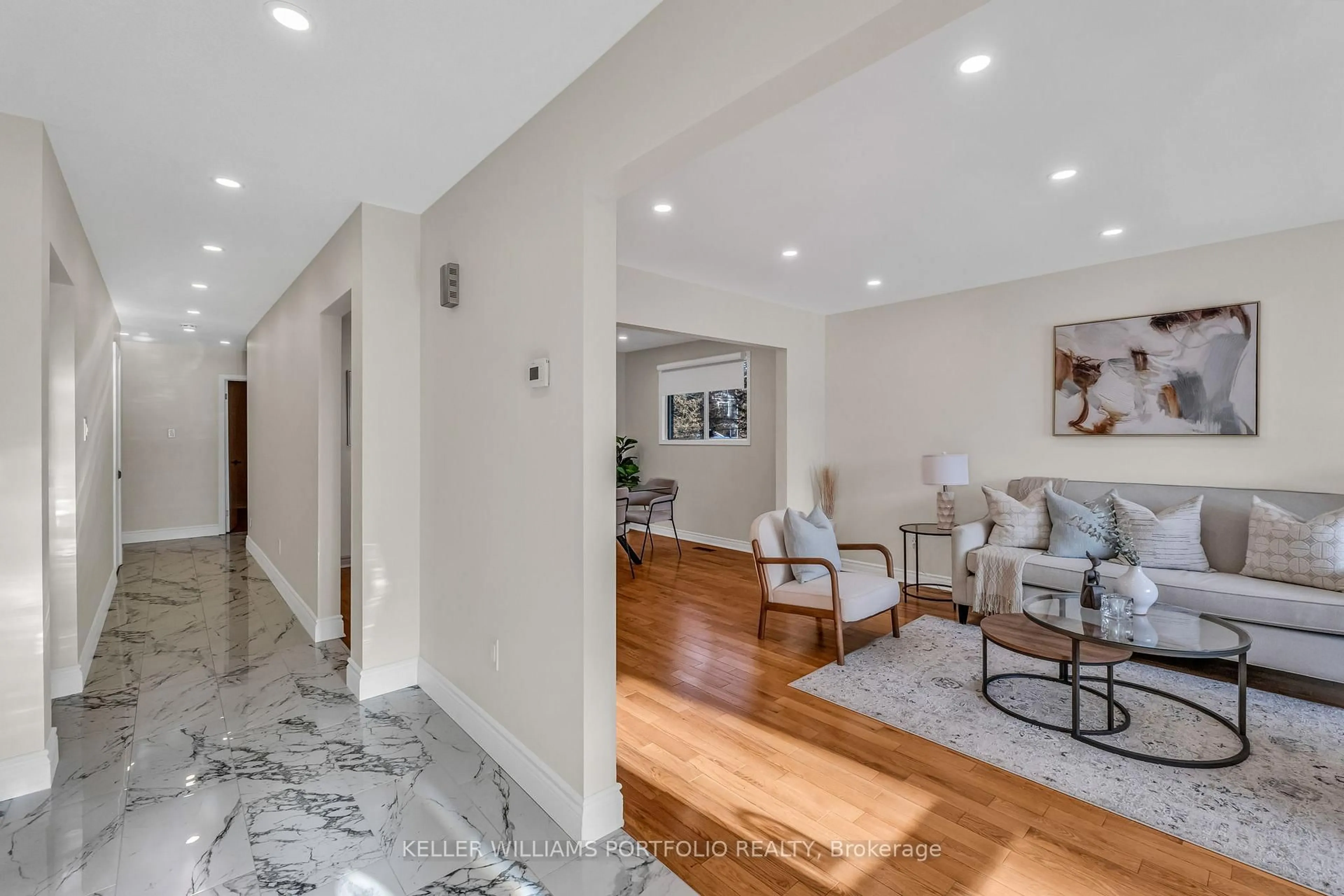 Indoor entryway for 200 Lake Promenade, Toronto Ontario M8W 1A8