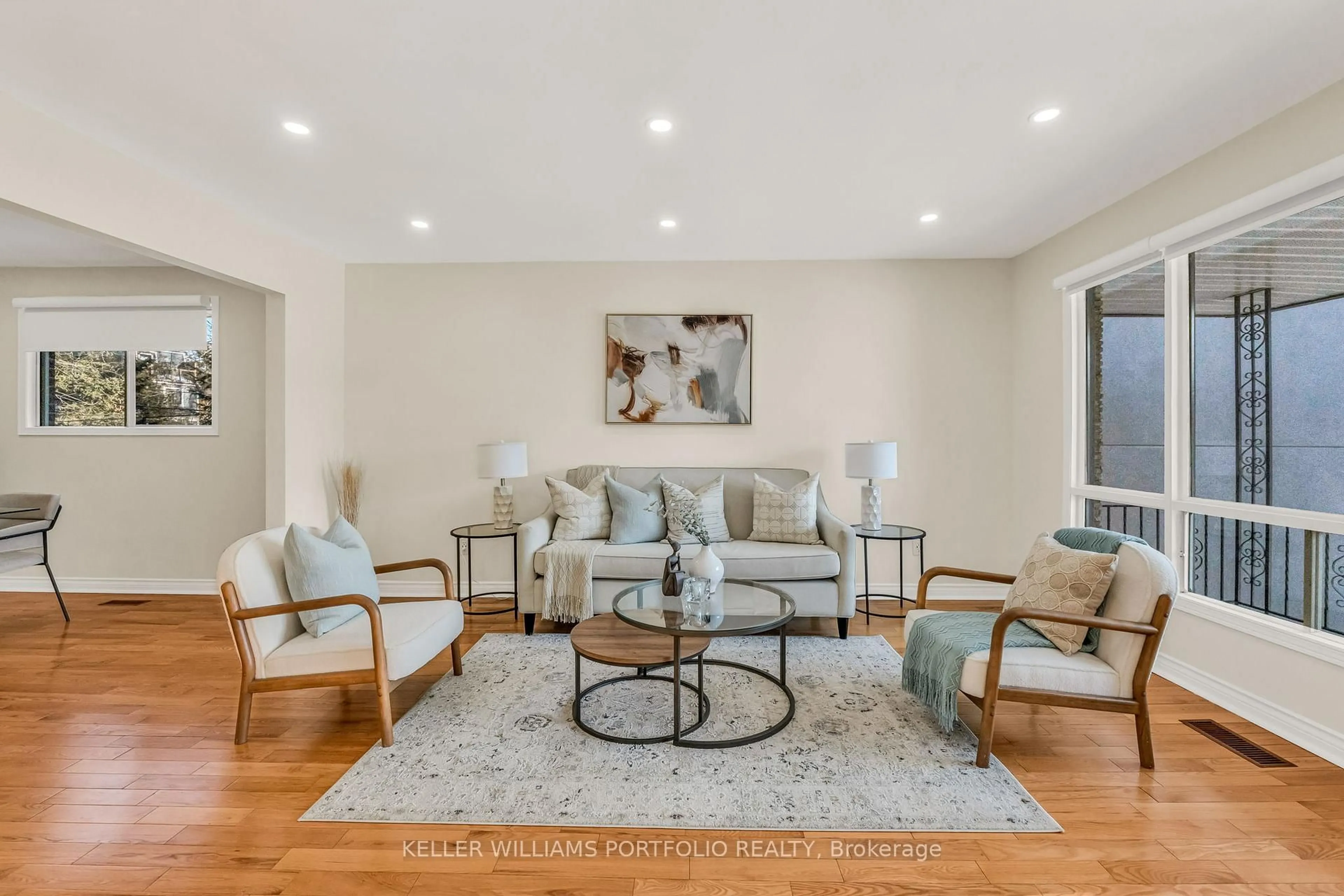 Living room with furniture, unknown for 200 Lake Promenade, Toronto Ontario M8W 1A8