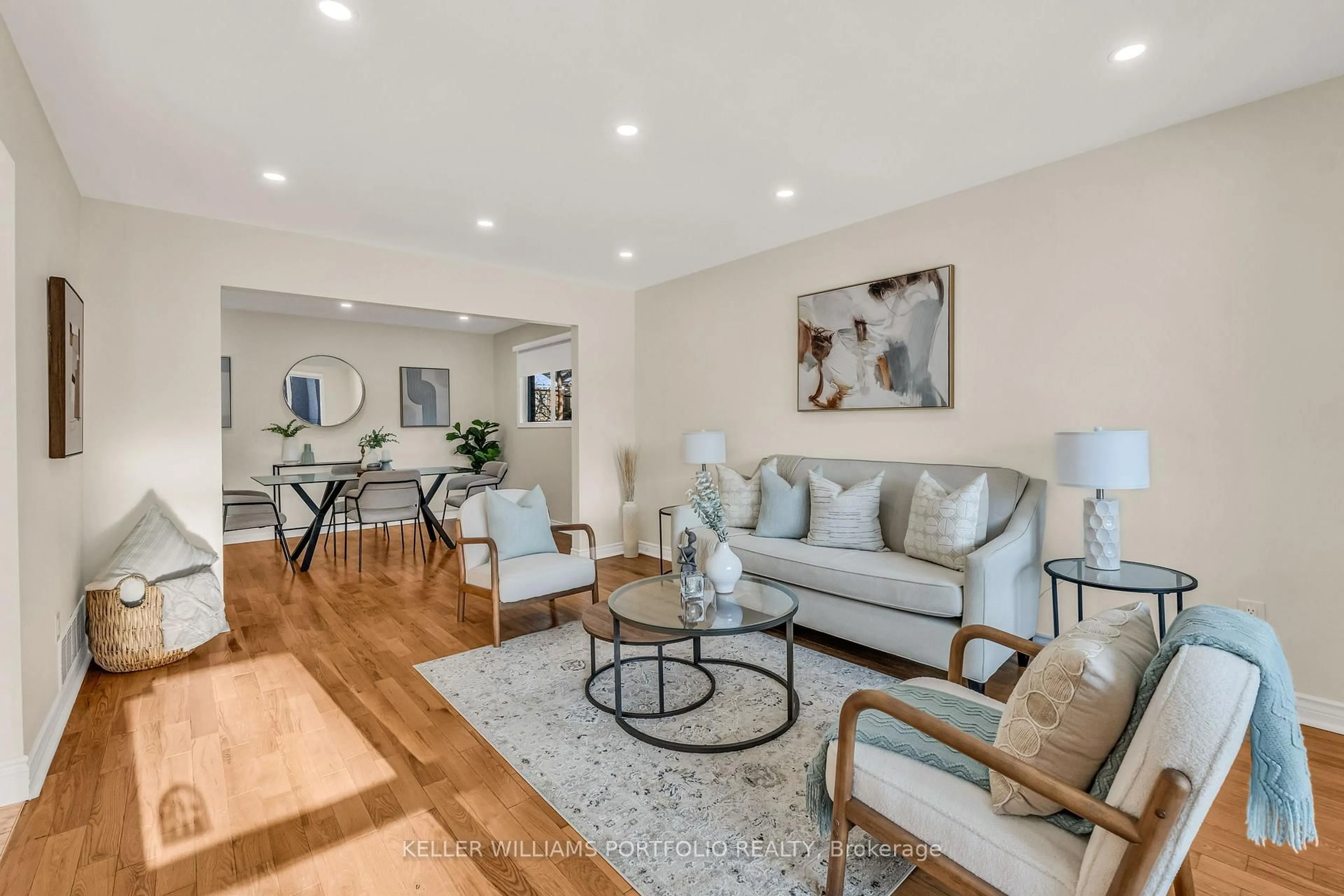 Living room with furniture, unknown for 200 Lake Promenade, Toronto Ontario M8W 1A8