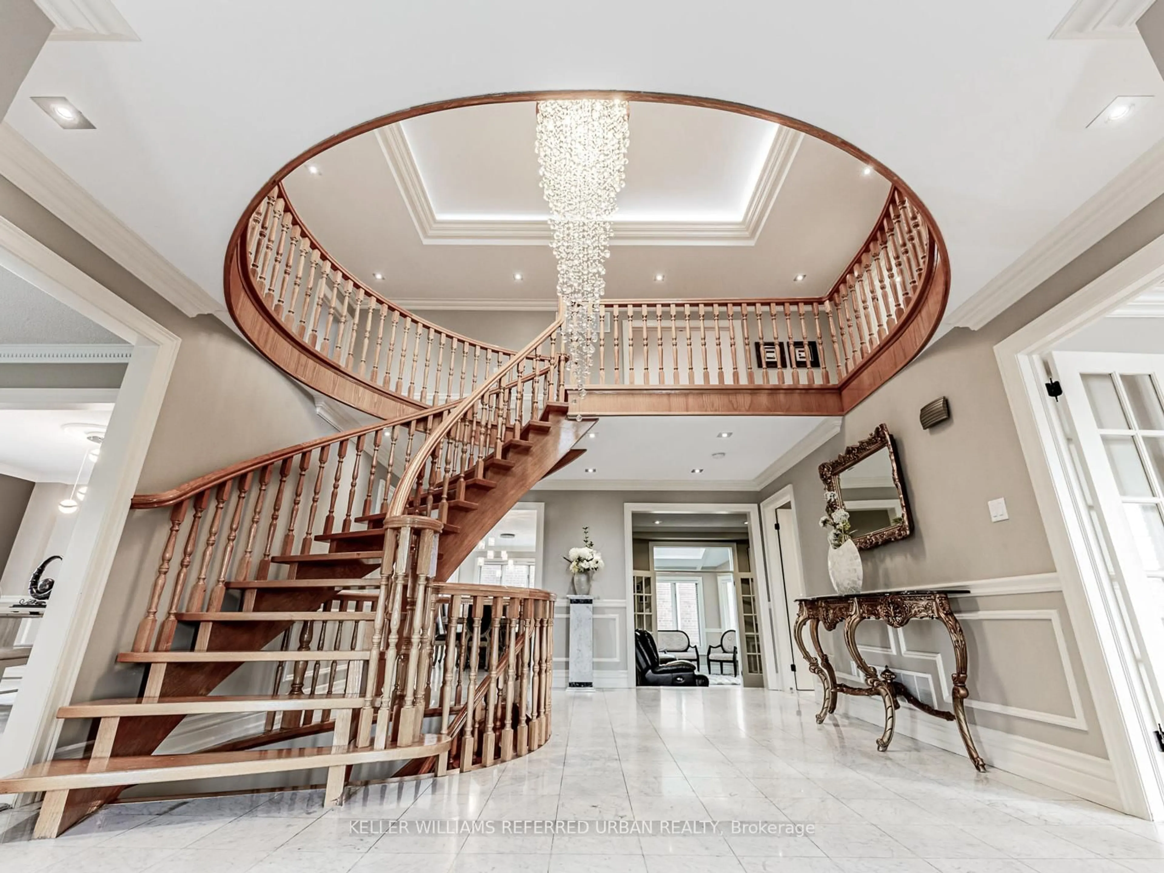 Indoor foyer for 33 Redberry Pkwy, Toronto Ontario M6L 2J7