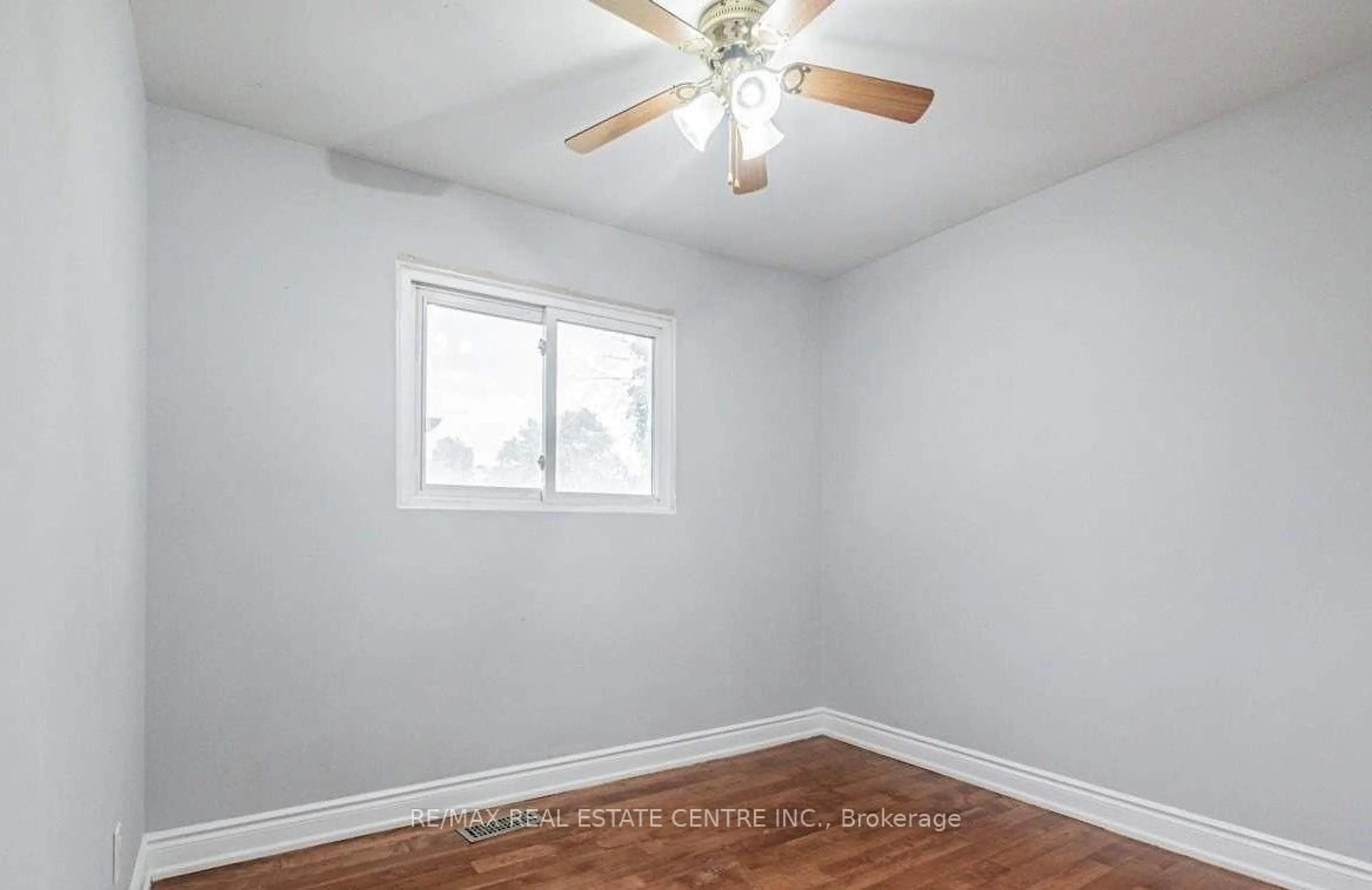 A pic of a room for 2 Milner Rd, Brampton Ontario L6W 3A5