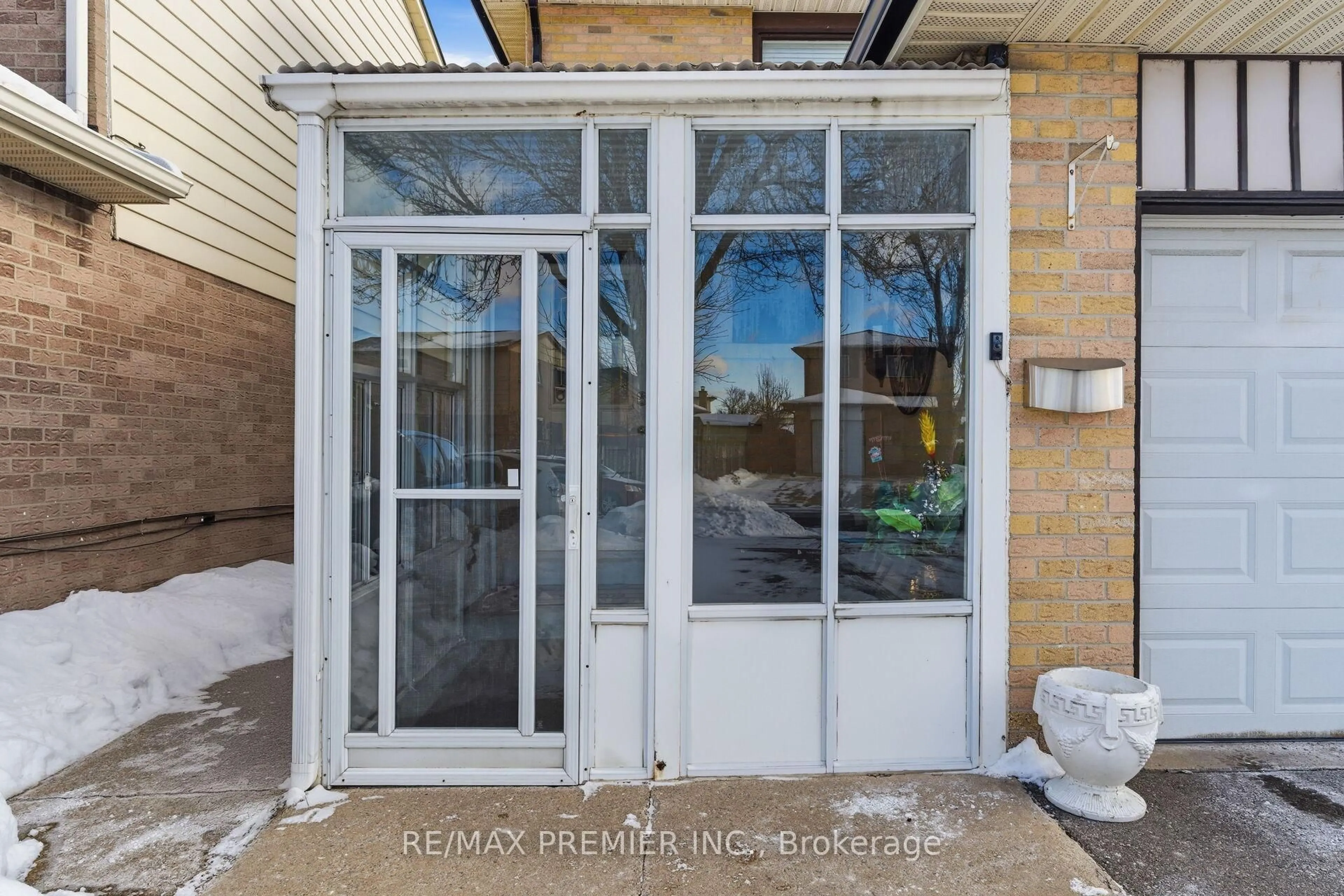 Indoor entryway for 15 Beulah St, Toronto Ontario M9V 4S9