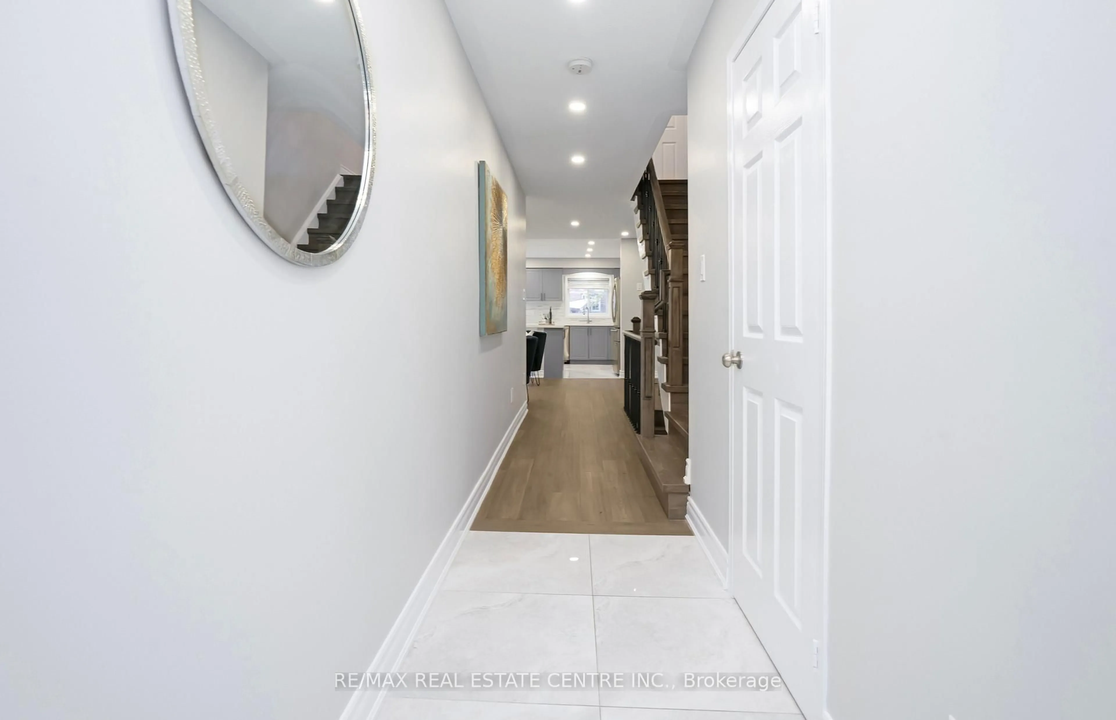 Indoor entryway for 5255 Palmetto Pl #165, Mississauga Ontario L5M 0H2