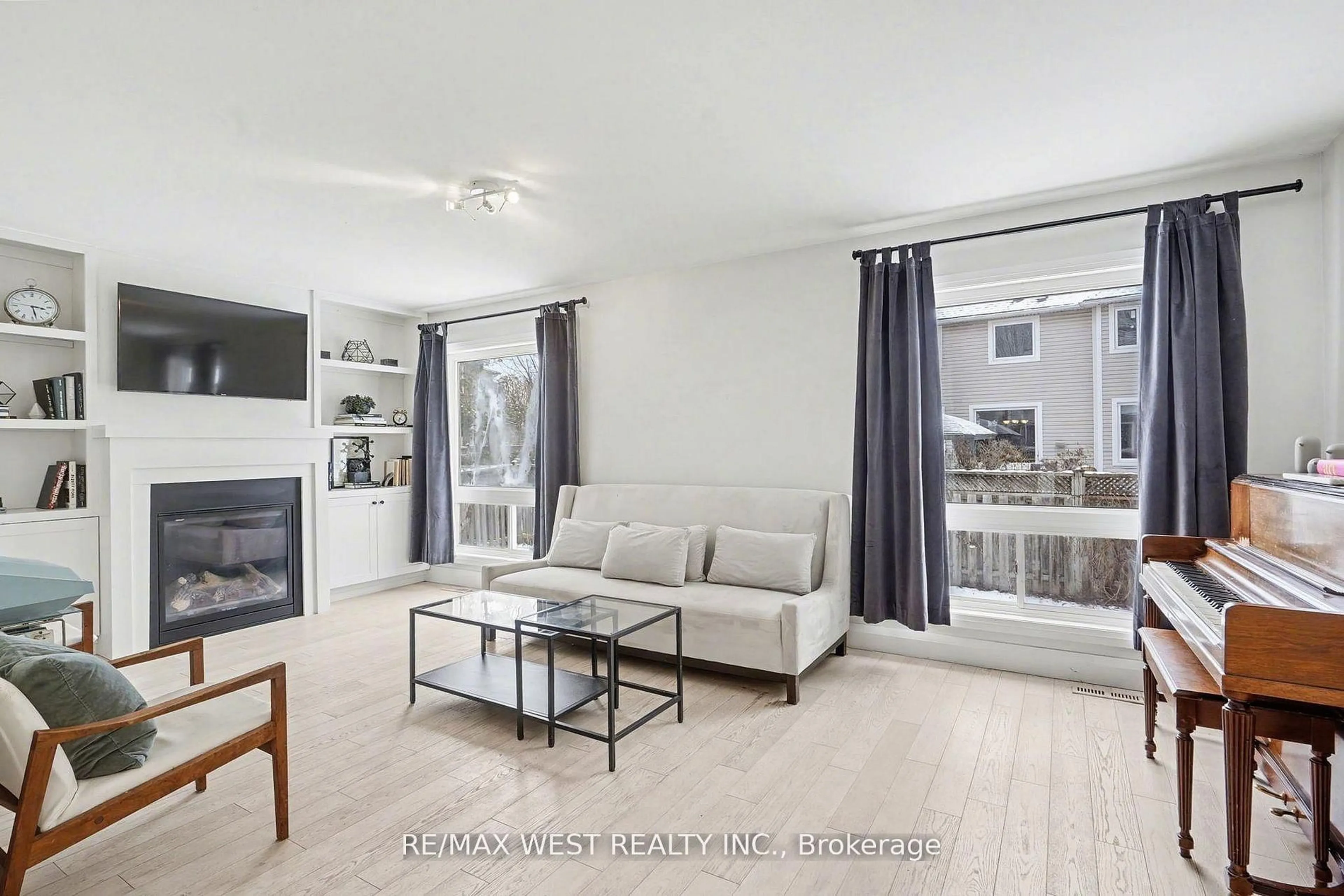 Living room with furniture, unknown for 2232 Casselman Crt, Burlington Ontario L7L 6T7