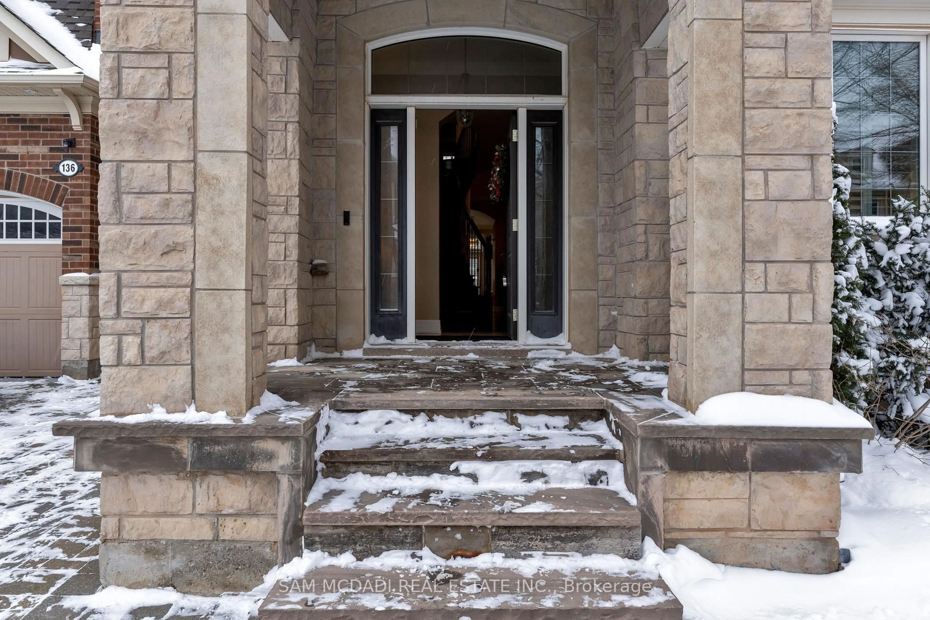 Indoor entryway for 136 North Park Blvd, Oakville Ontario L6M 0W6