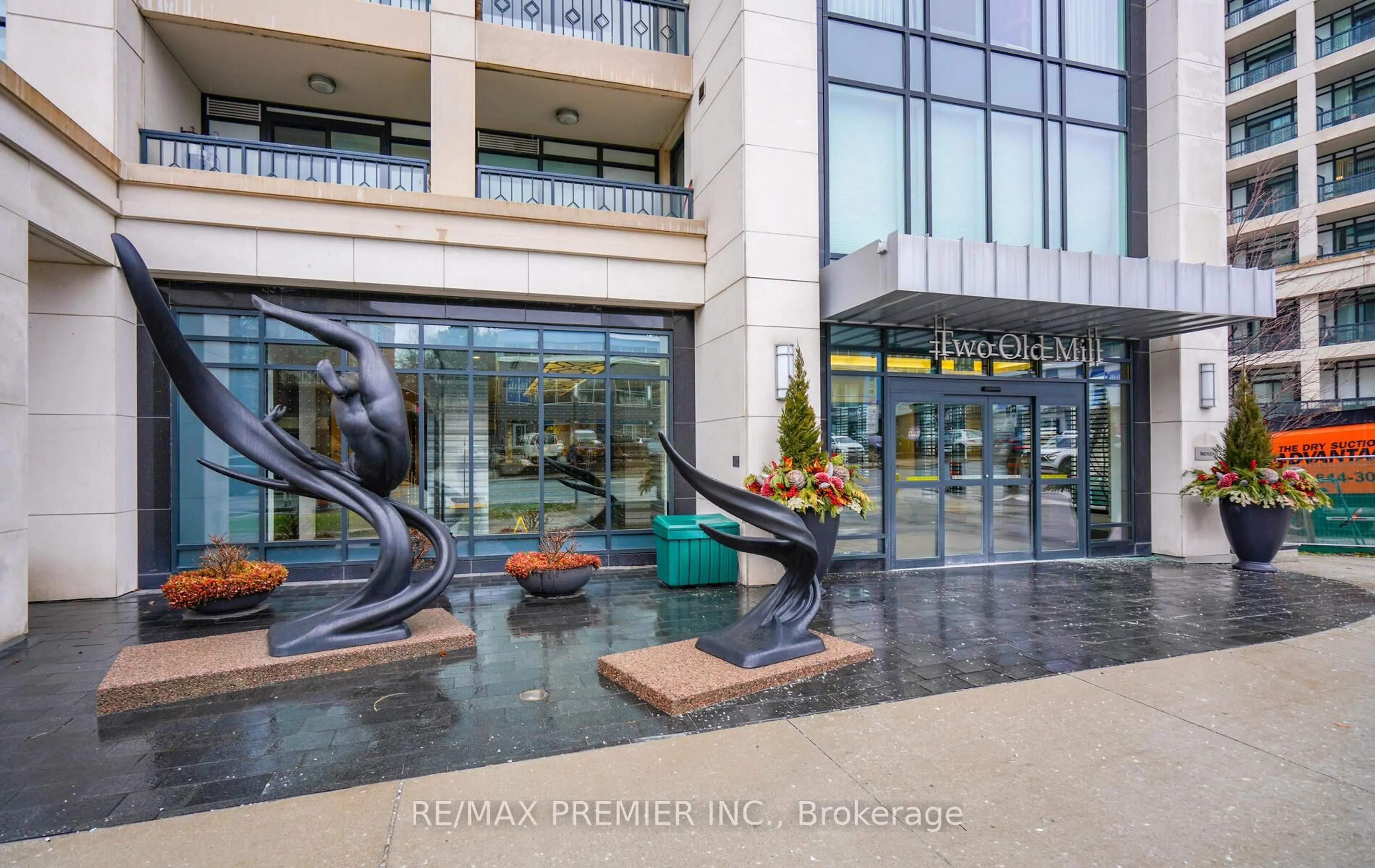 Unknown for 2 Old Mill Dr #303, Toronto Ontario M6S 0A2