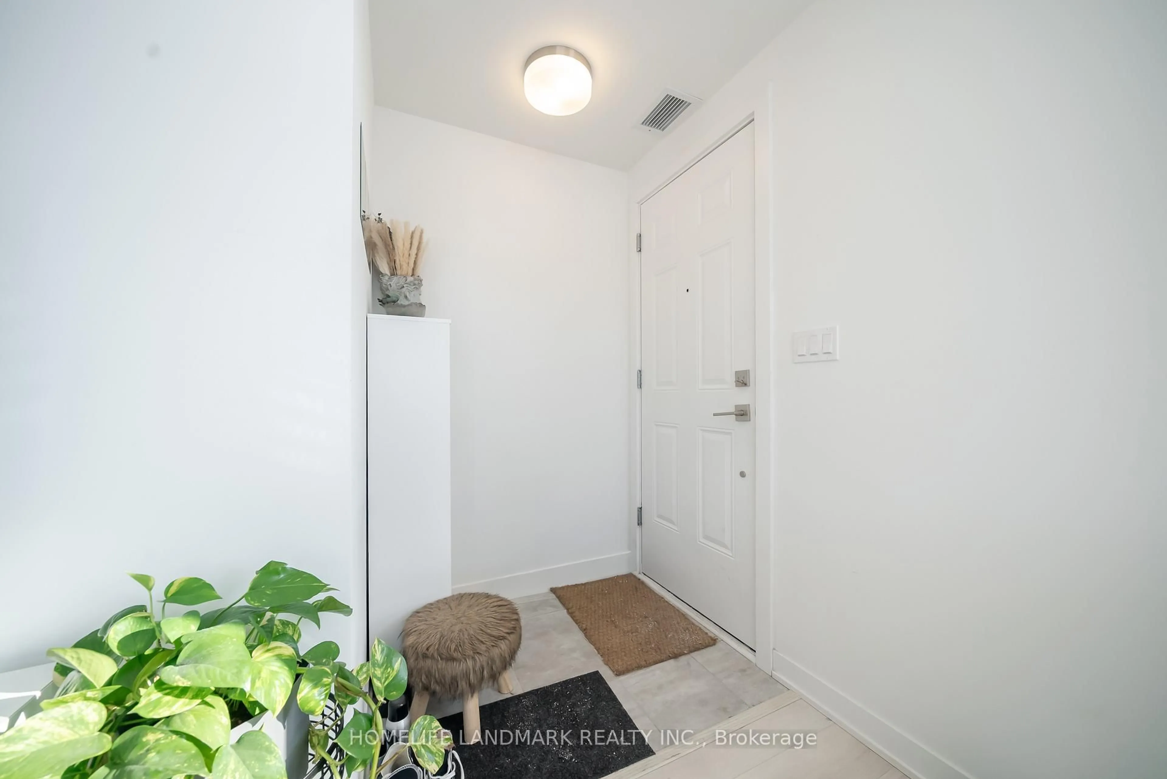 Indoor entryway for 4015 Hickory Dr #2, Mississauga Ontario L4W 1L1