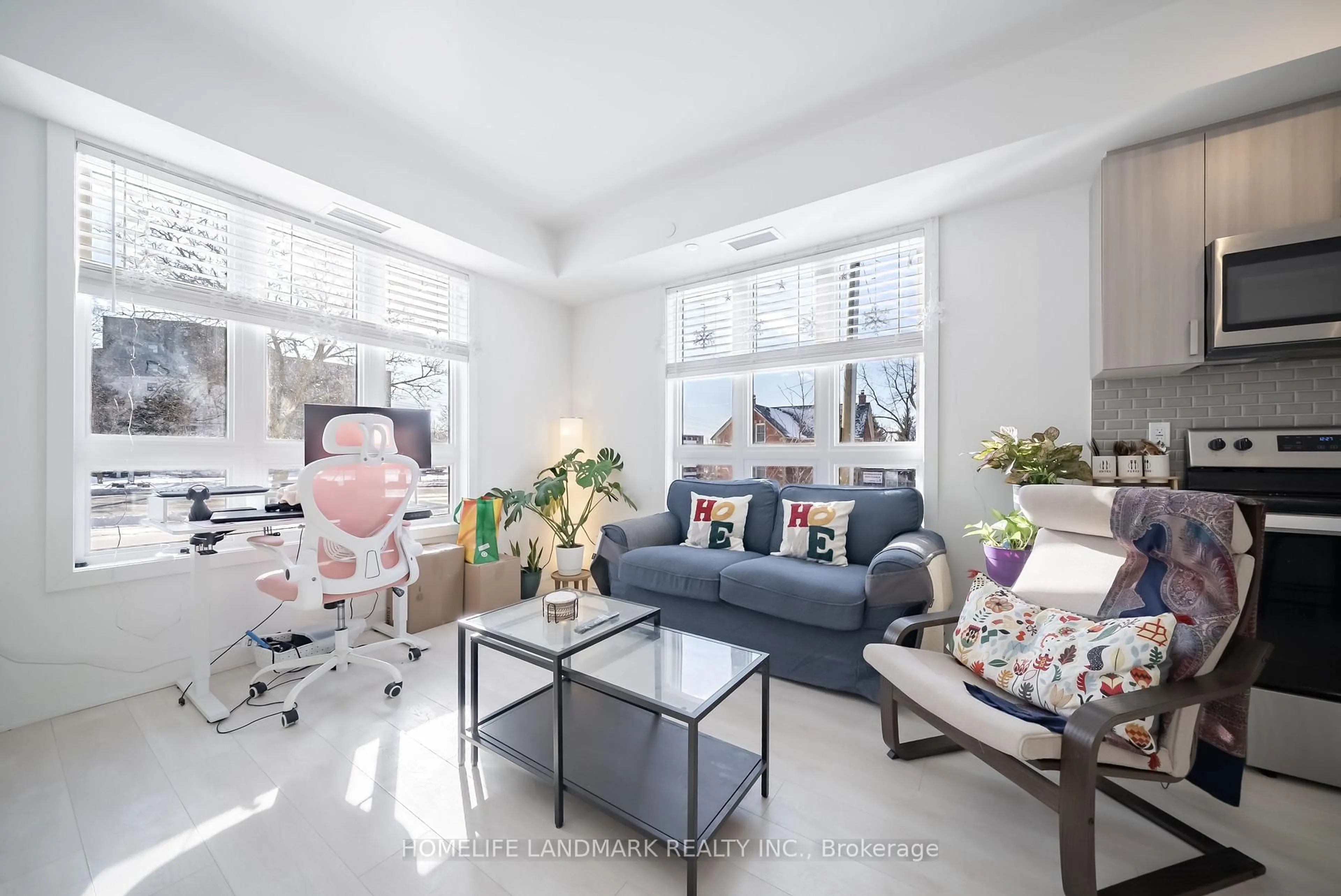 Living room with furniture, unknown for 4015 Hickory Dr #2, Mississauga Ontario L4W 1L1