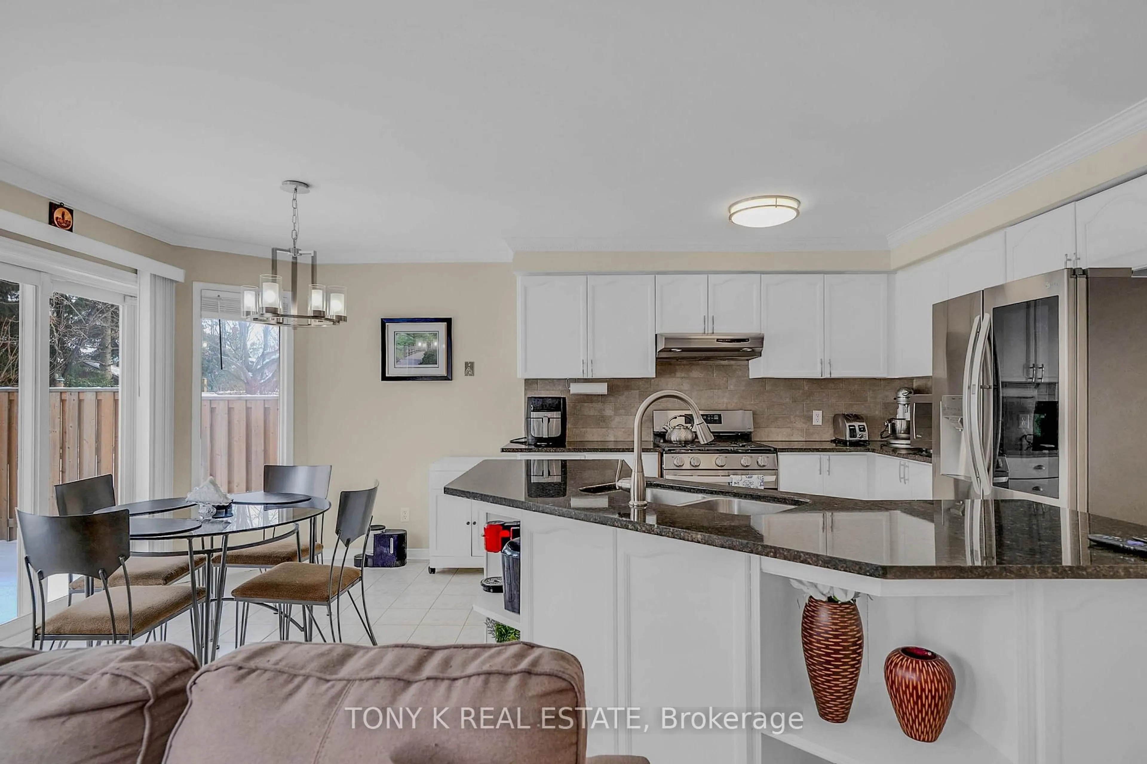 Open concept kitchen, ceramic/tile floor for 10 Hepburn Cres, Halton Hills Ontario L7G 5P9