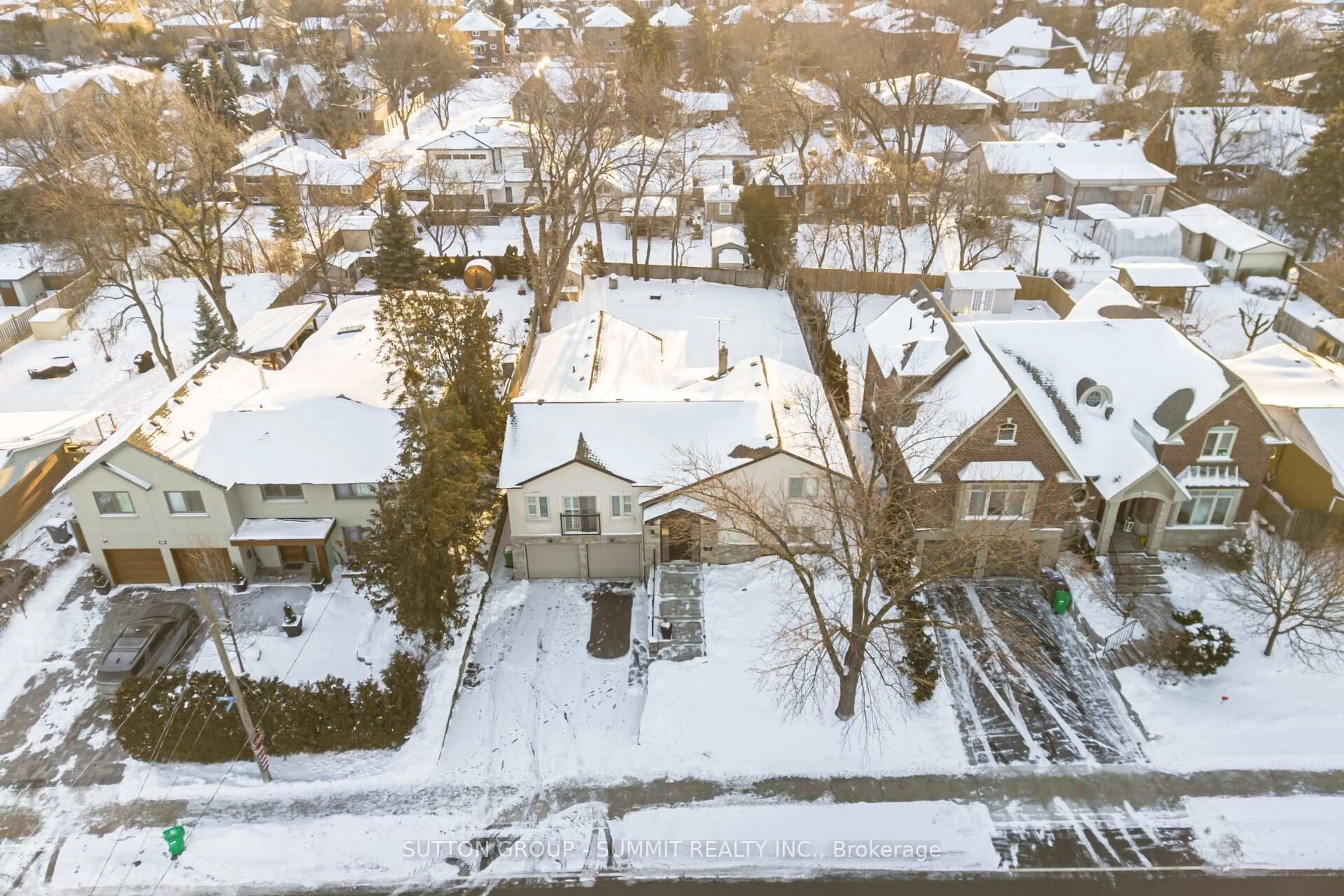 A pic from outside/outdoor area/front of a property/back of a property/a pic from drone, street for 24 Joymar Dr, Mississauga Ontario L5M 1E9