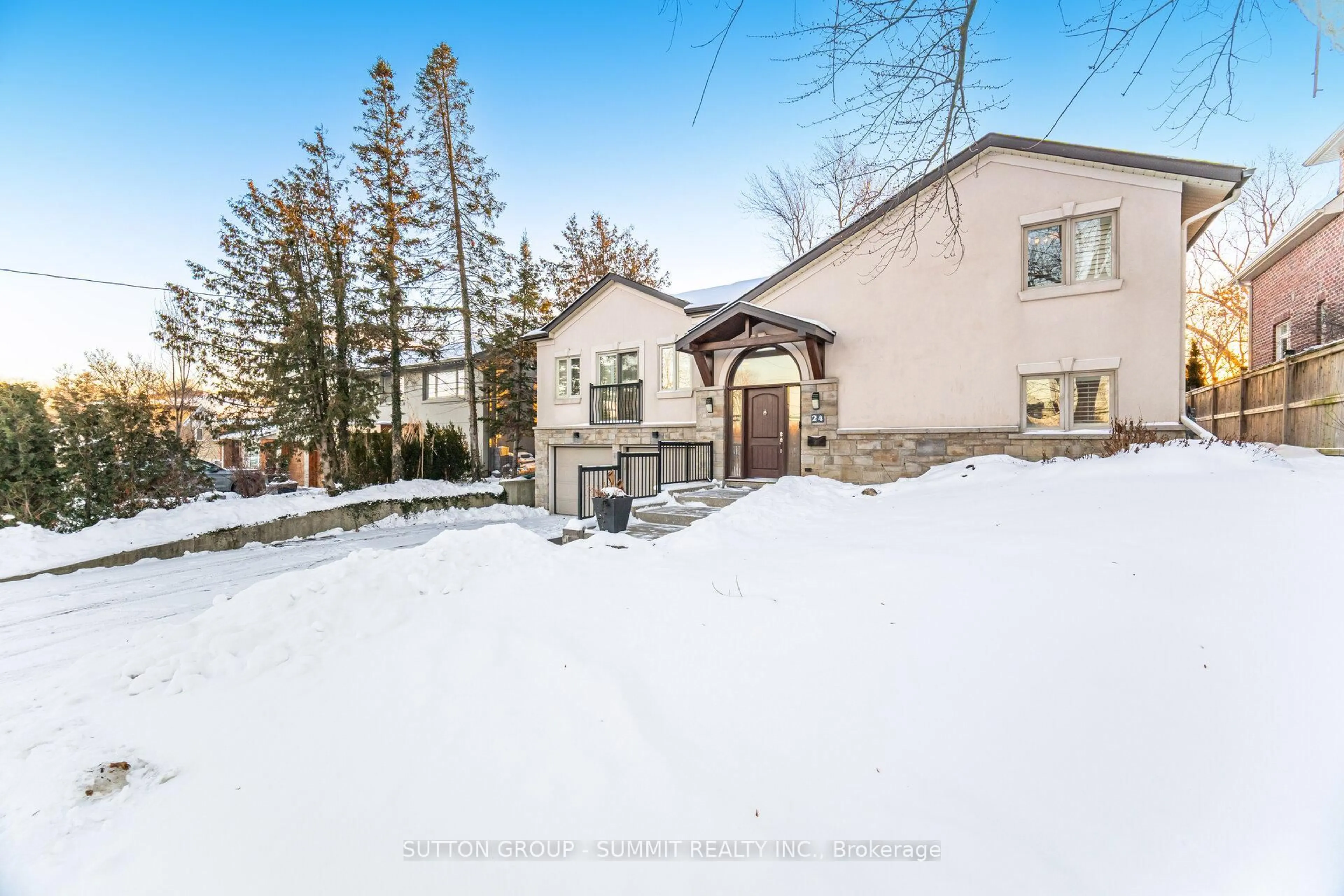 A pic from outside/outdoor area/front of a property/back of a property/a pic from drone, street for 24 Joymar Dr, Mississauga Ontario L5M 1E9