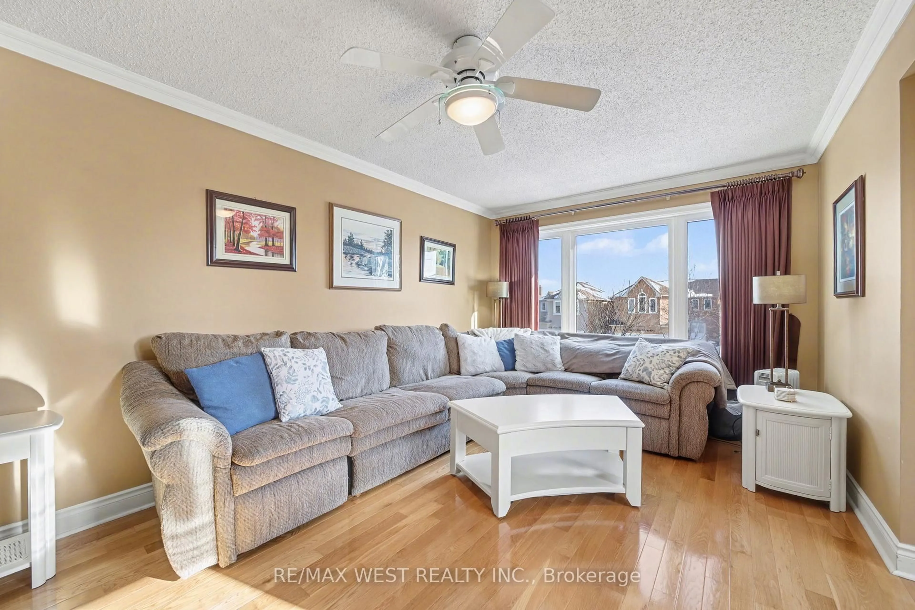 Living room with furniture, unknown for 609 Four Winds Way, Mississauga Ontario L5R 3M4