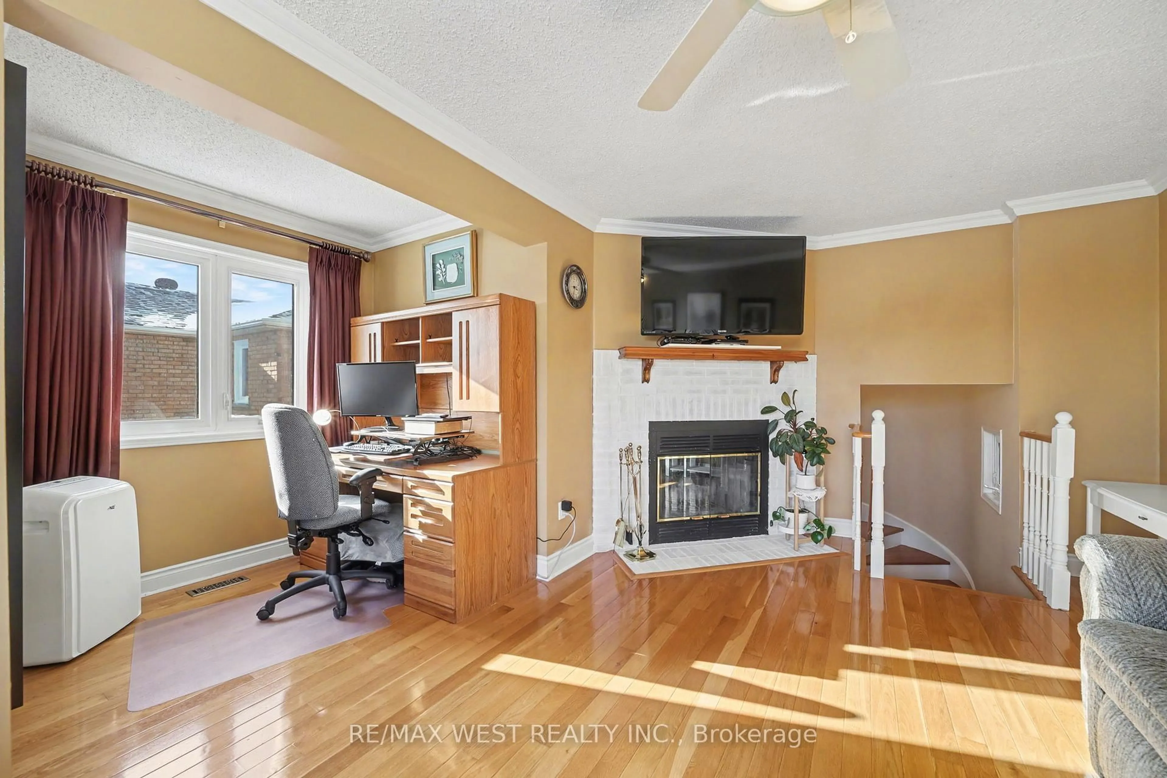 A pic of a room for 609 Four Winds Way, Mississauga Ontario L5R 3M4