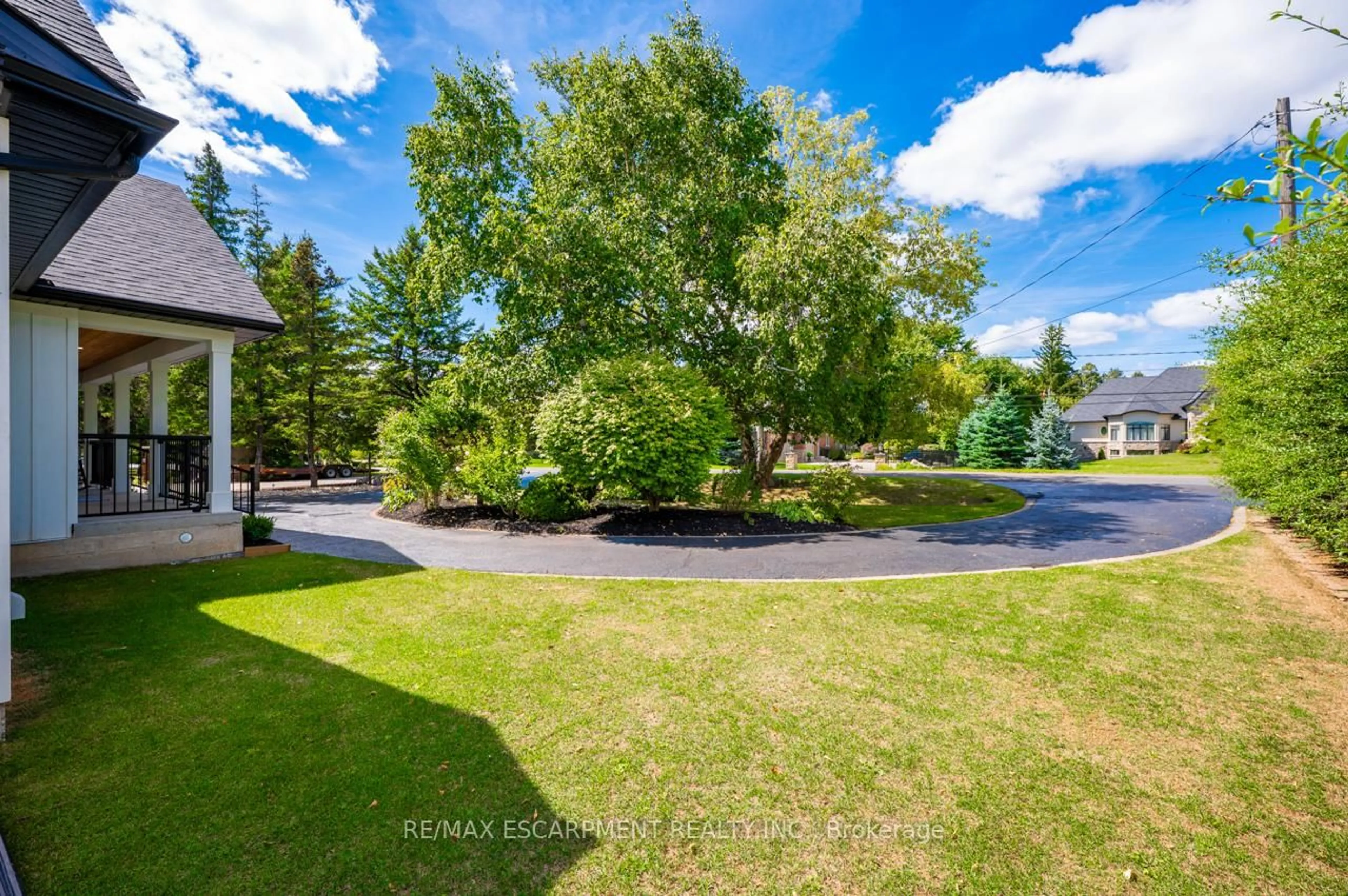 A pic from outside/outdoor area/front of a property/back of a property/a pic from drone, street for 2560 2 Sdrd, Burlington Ontario L7M 0T1