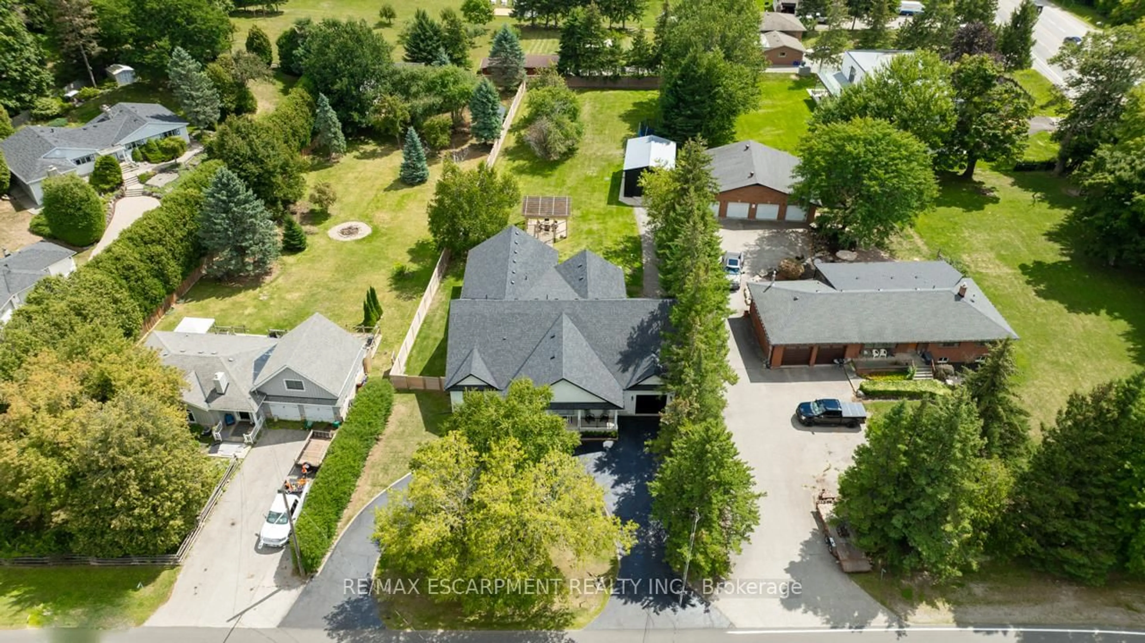 A pic from outside/outdoor area/front of a property/back of a property/a pic from drone, street for 2560 2 Sdrd, Burlington Ontario L7M 0T1