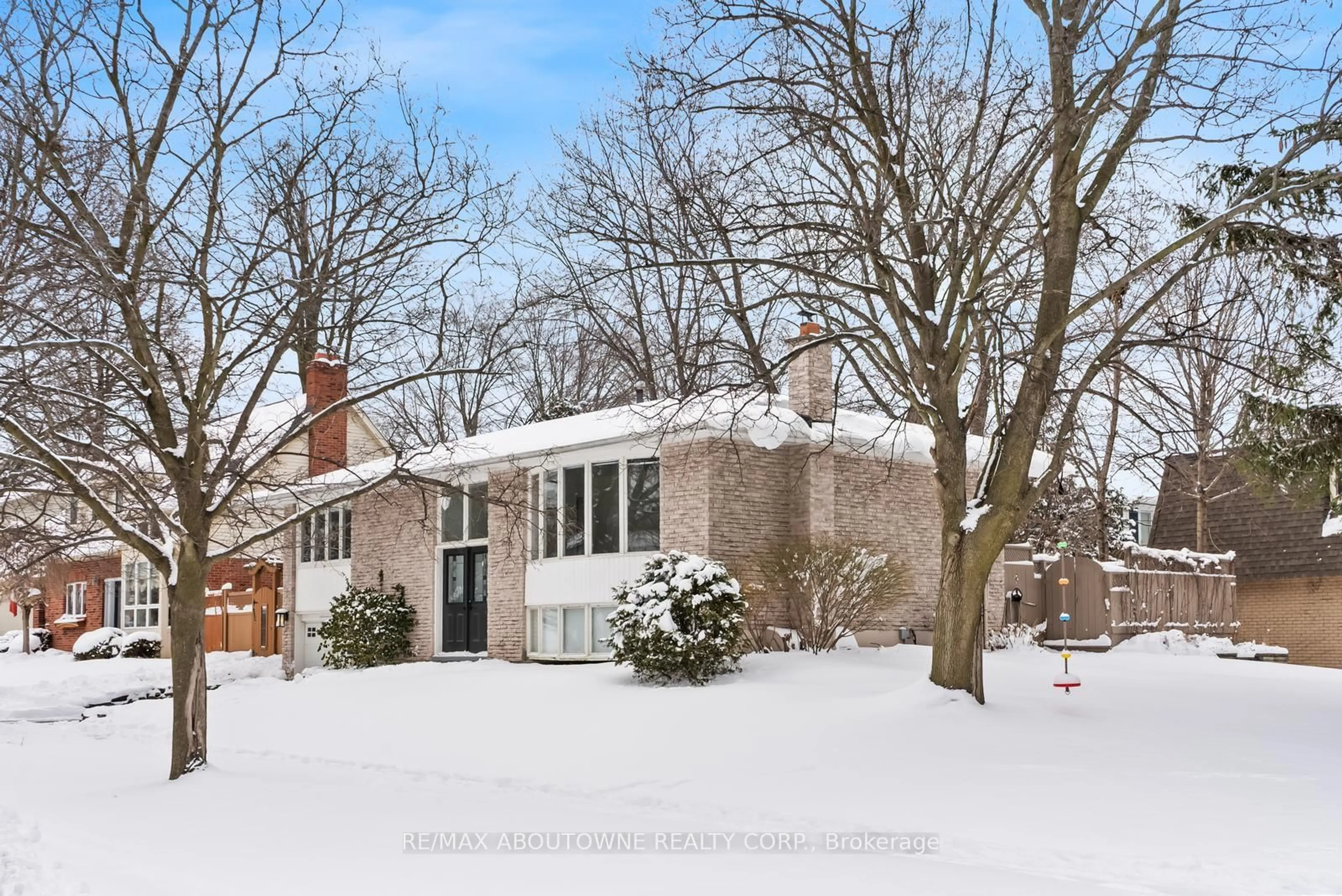 Home with brick exterior material, street for 407 Canterbury Cres, Oakville Ontario L6J 5K8