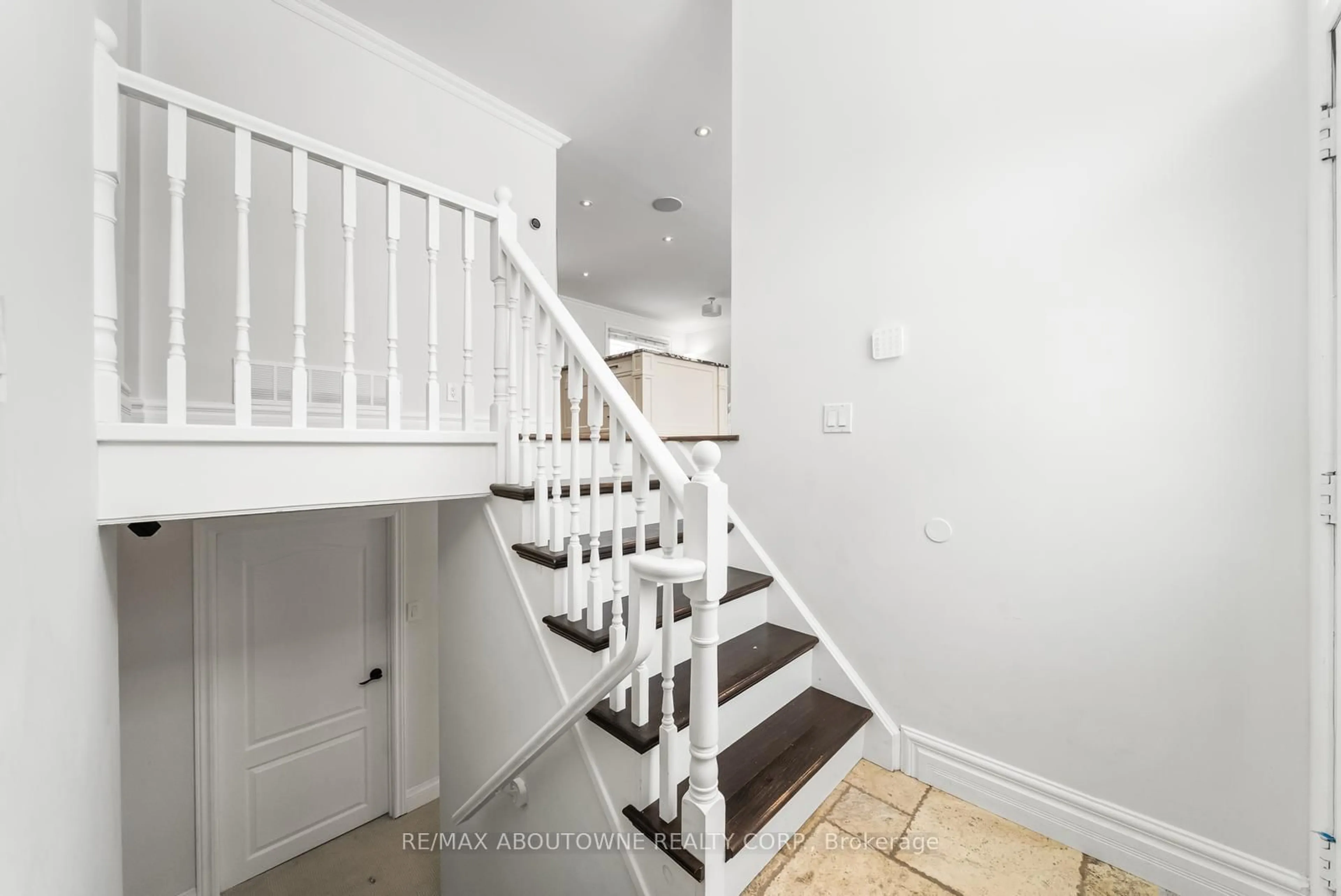 Stairs for 407 Canterbury Cres, Oakville Ontario L6J 5K8