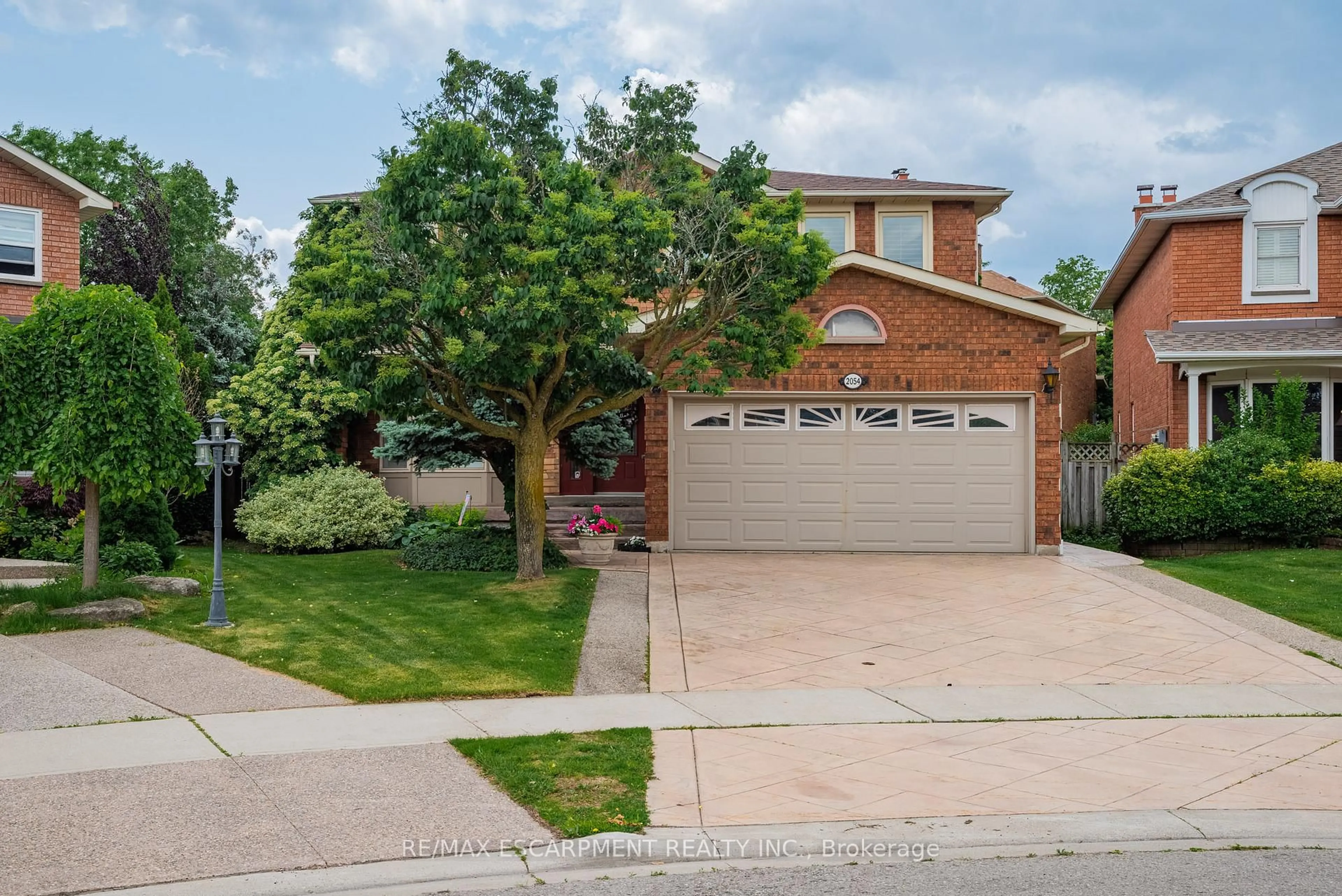 Home with brick exterior material, street for 2054 Teeside Crt, Mississauga Ontario L5M 3E5