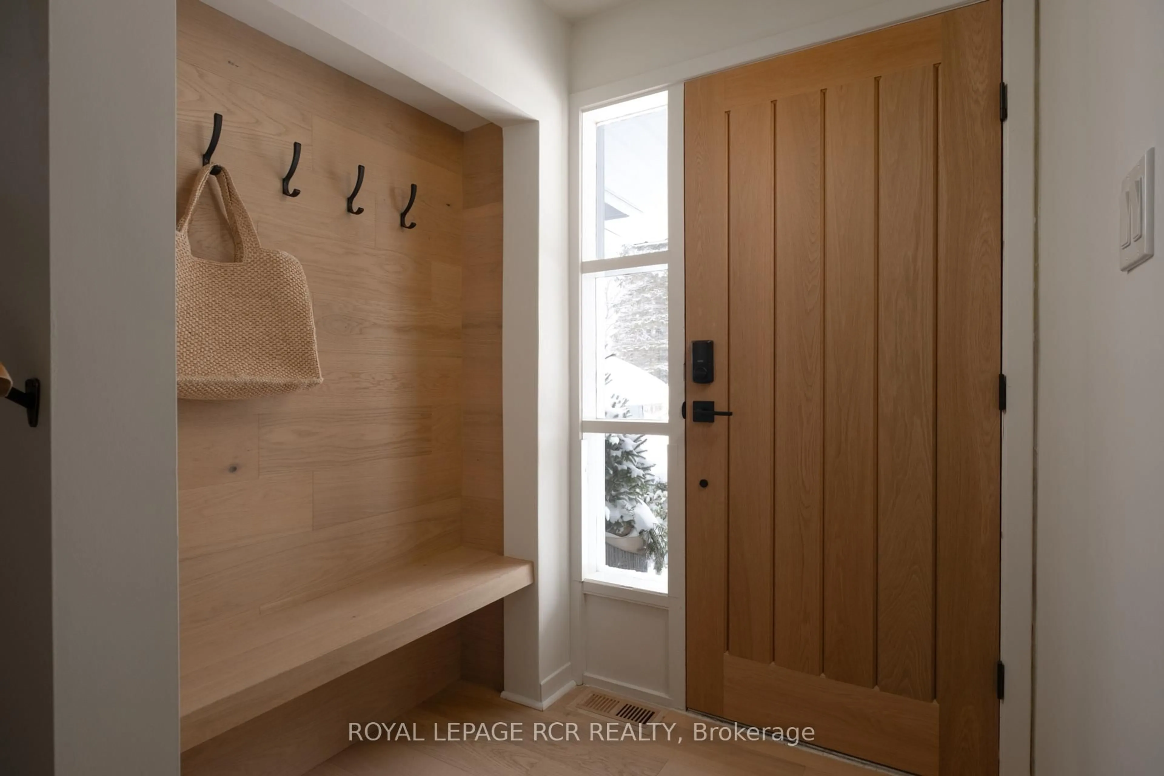 Indoor entryway for 922 The Grange Sdrd, Caledon Ontario L7K 1G5