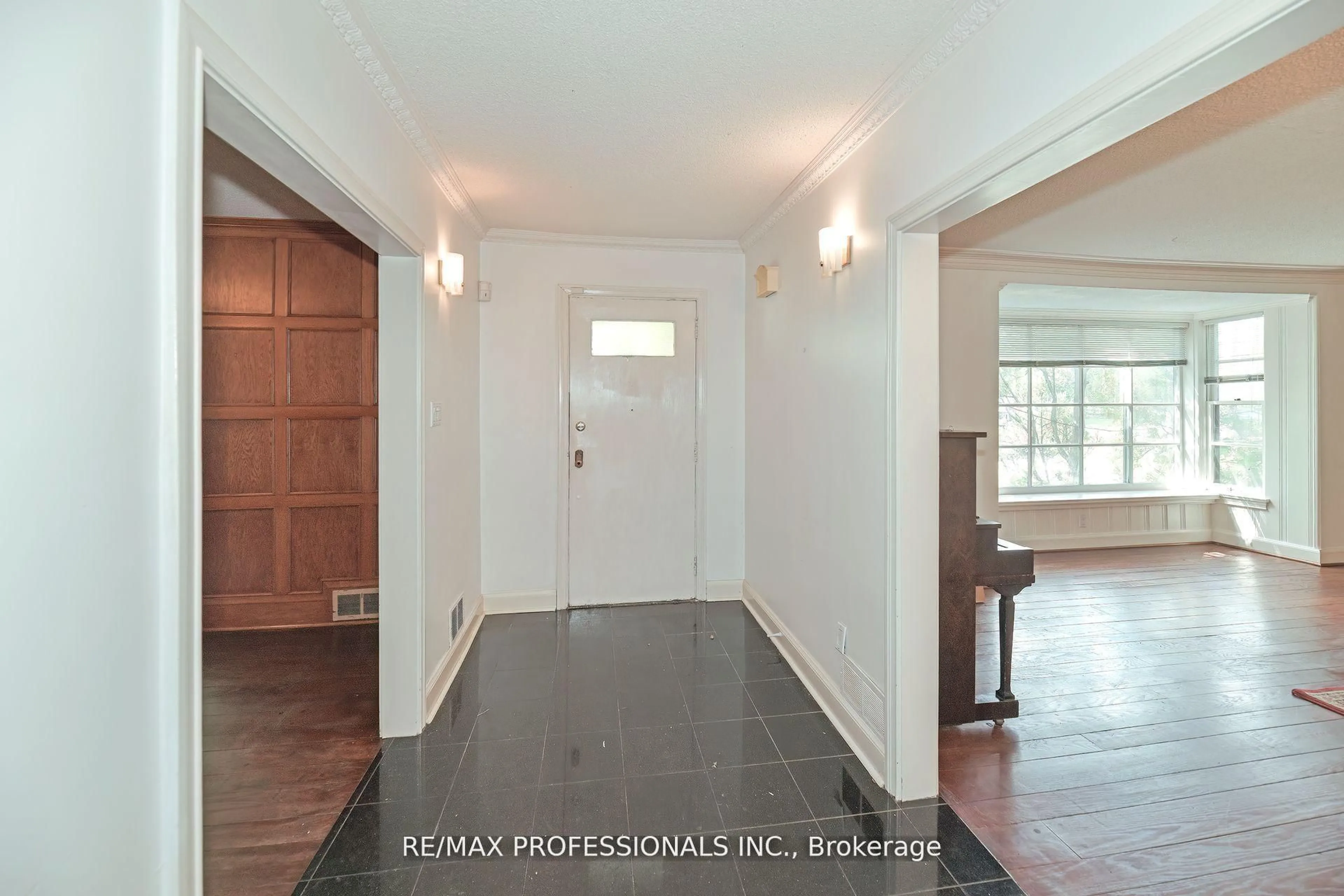 Indoor entryway for 1161 Royal York Rd, Toronto Ontario M9A 4B2