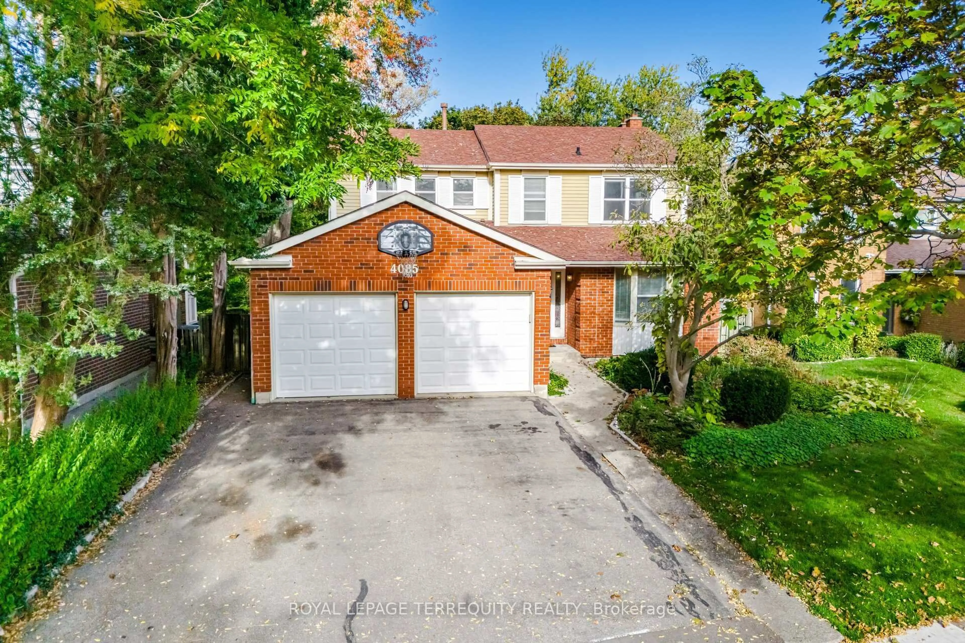 A pic from outside/outdoor area/front of a property/back of a property/a pic from drone, street for 4085 Wheelwright Cres, Mississauga Ontario L5L 2X3