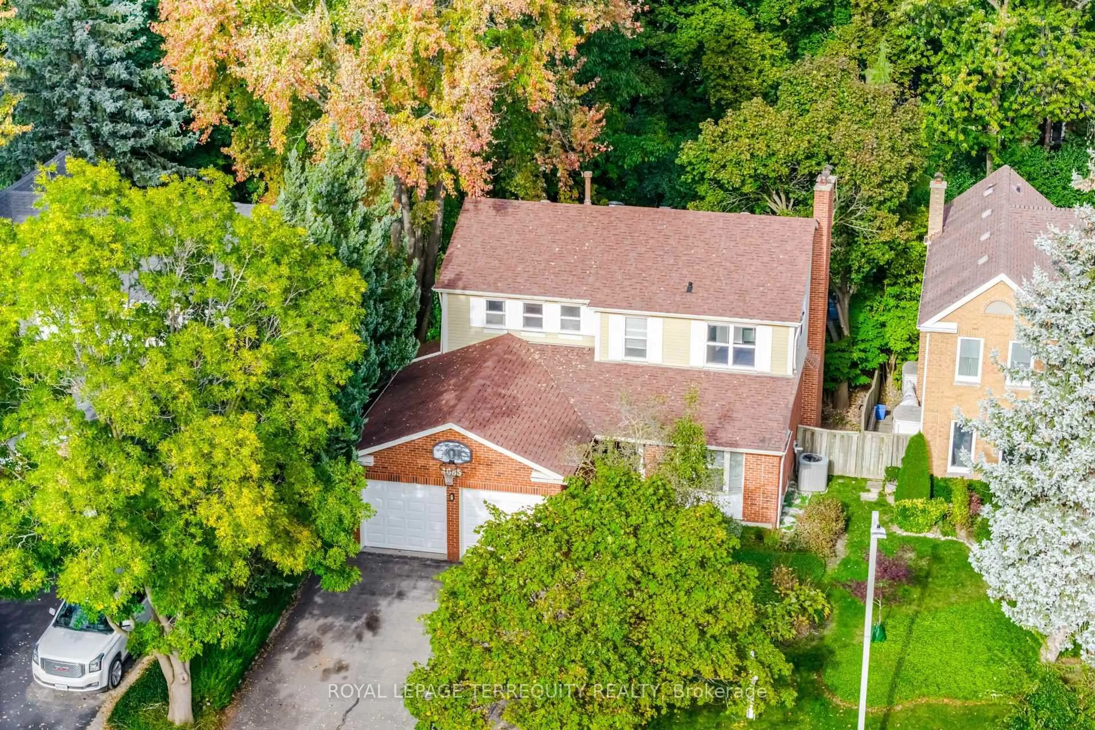 A pic from outside/outdoor area/front of a property/back of a property/a pic from drone, street for 4085 Wheelwright Cres, Mississauga Ontario L5L 2X3