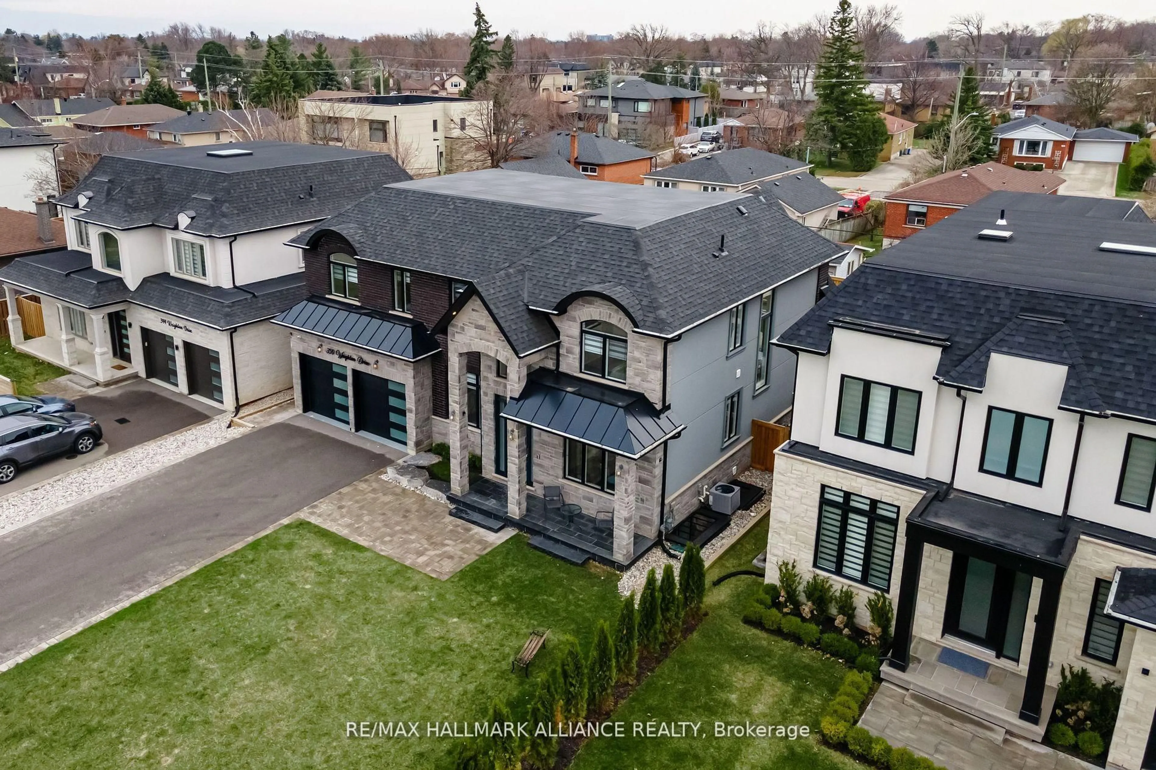 A pic from outside/outdoor area/front of a property/back of a property/a pic from drone, street for 350 Weighton Dr, Oakville Ontario L6K 2R4