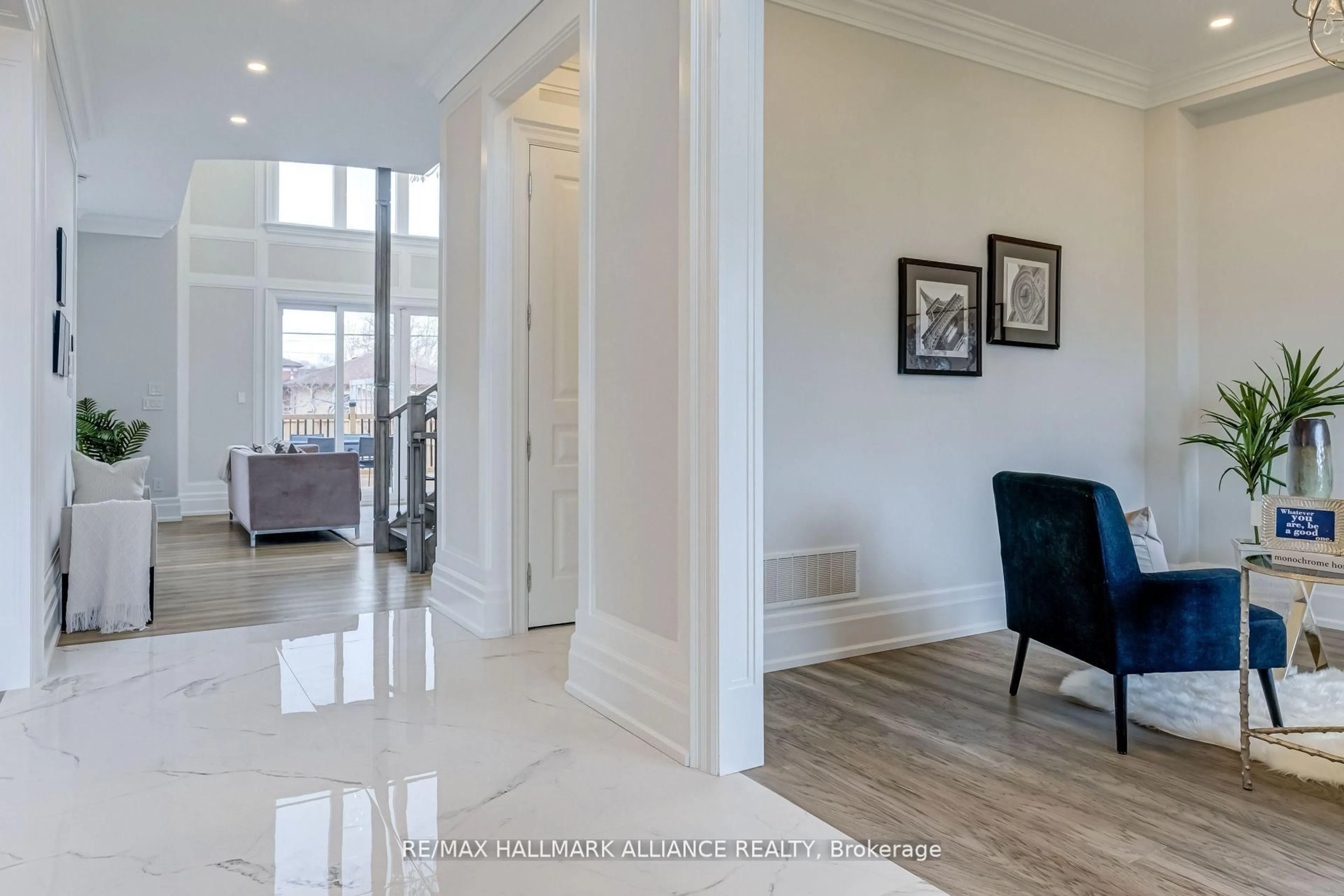 Indoor entryway for 350 Weighton Dr, Oakville Ontario L6K 2R4