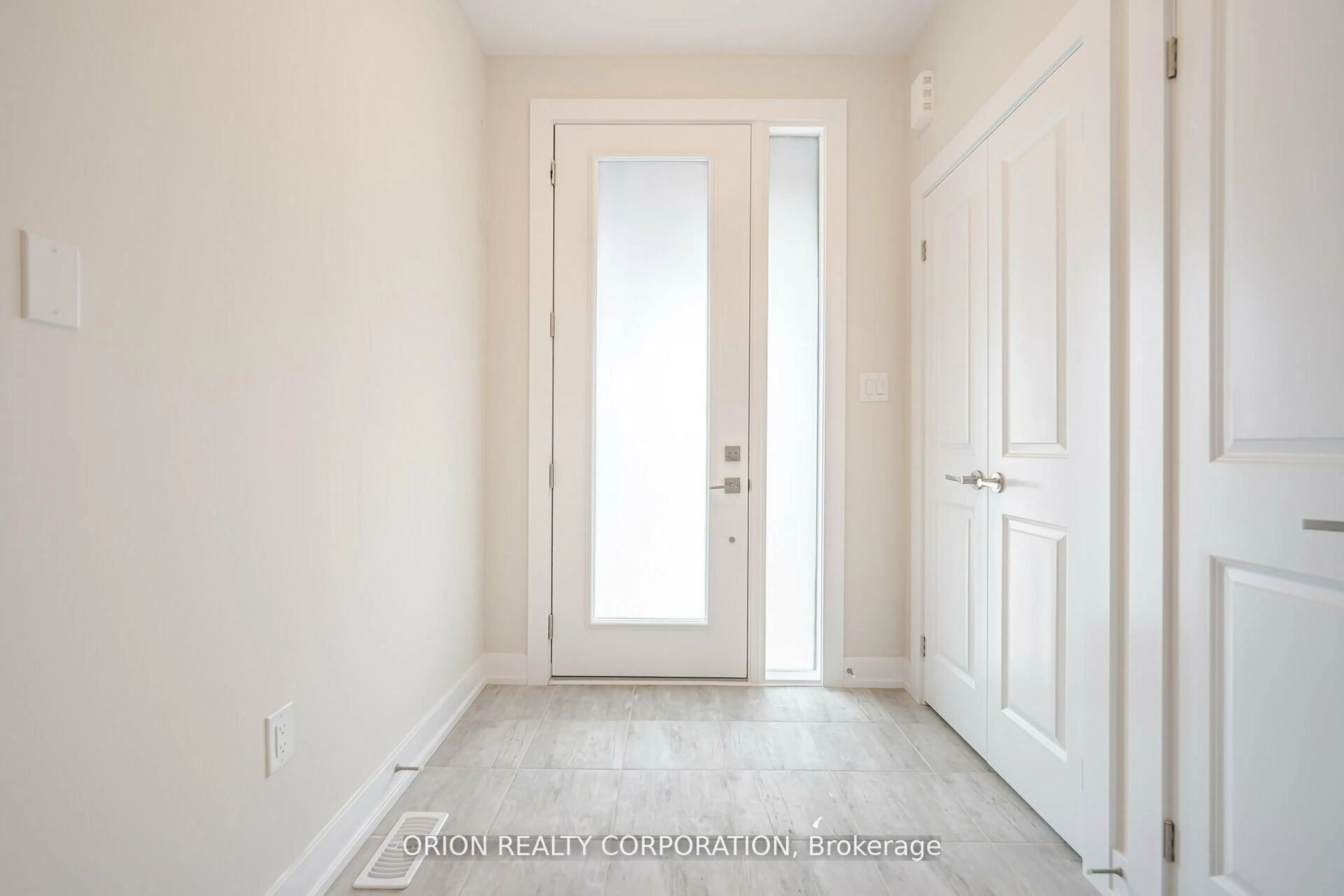 Indoor entryway for 2273 Turnberry Rd #21, Burlington Ontario L7M 2B2