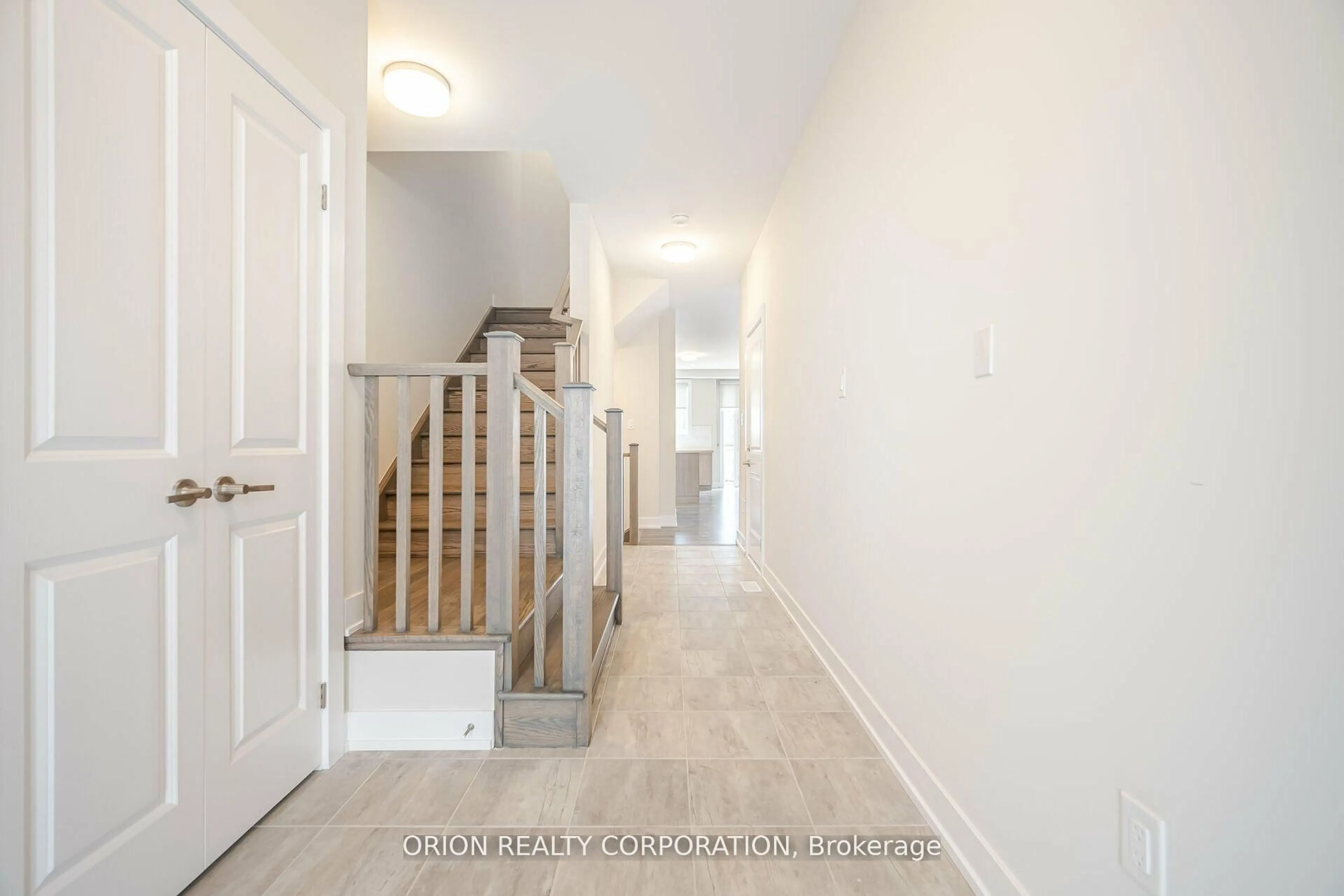 Indoor entryway for 2273 Turnberry Rd #21, Burlington Ontario L7M 2B2