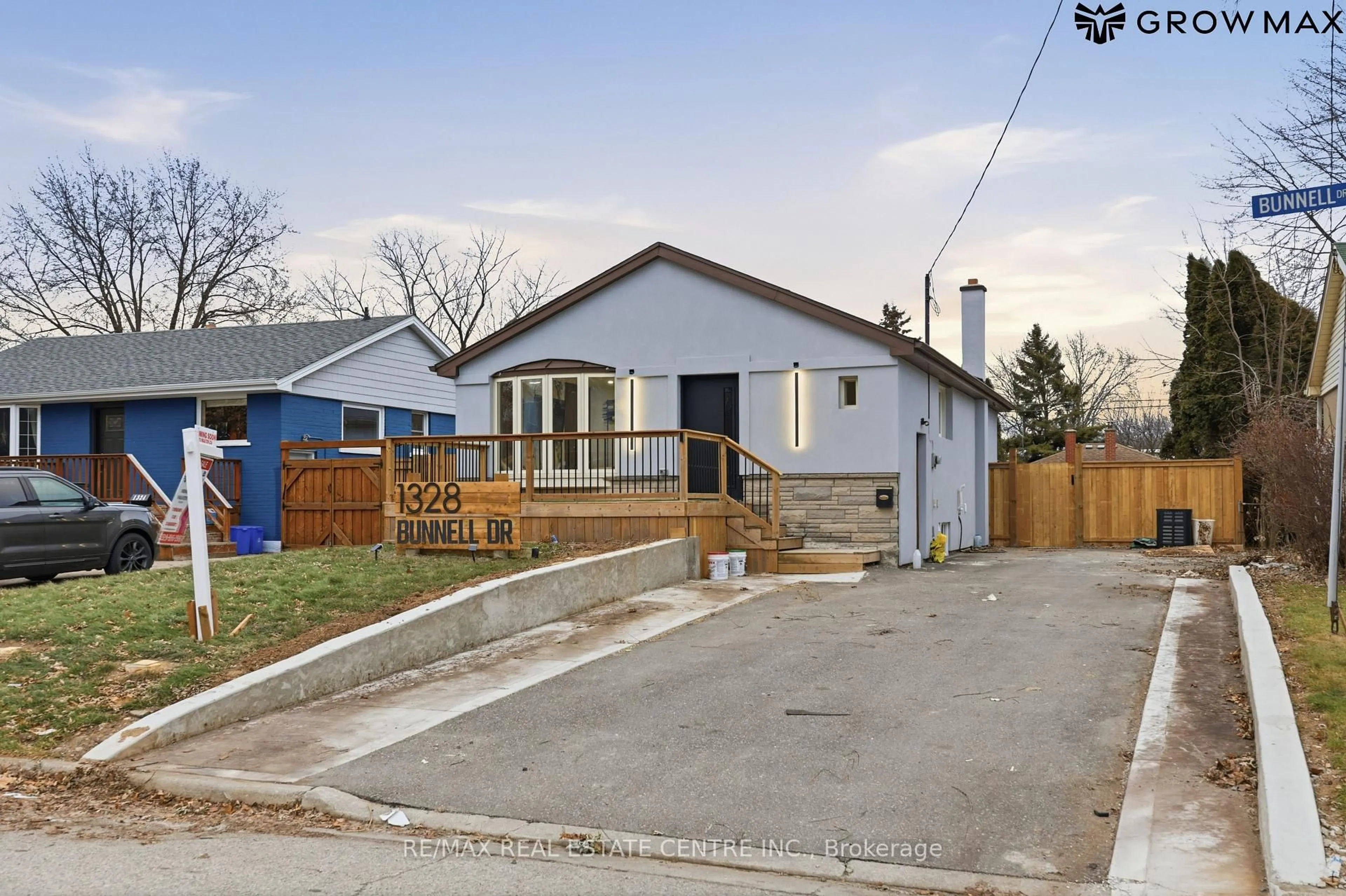 A pic from outside/outdoor area/front of a property/back of a property/a pic from drone, street for 1328 Bunnell Dr, Burlington Ontario L7P 2E1