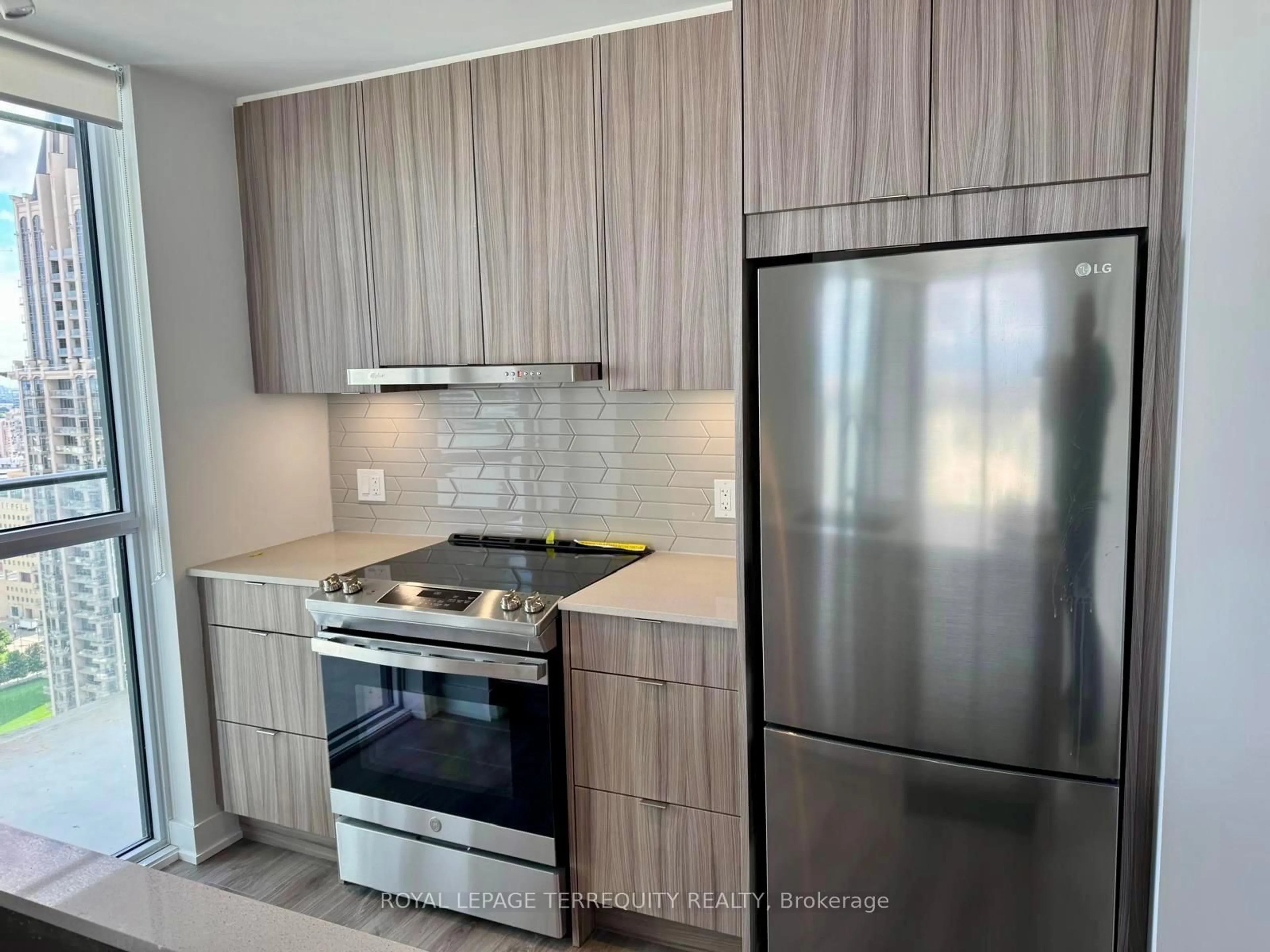 Standard kitchen, wood/laminate floor for 4130 Parkside Village Dr #3004, Mississauga Ontario L5B 0L7