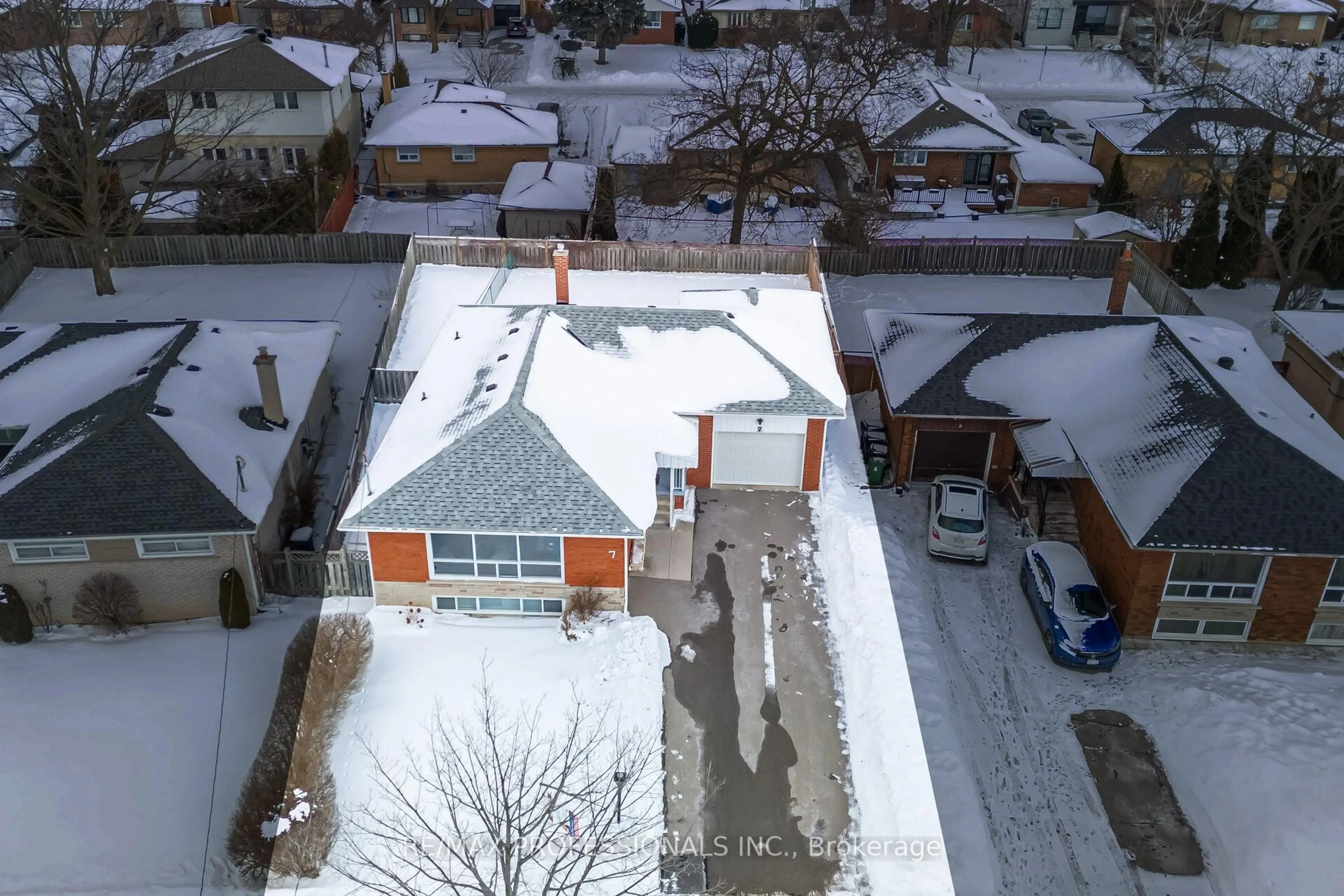 A pic from outside/outdoor area/front of a property/back of a property/a pic from drone, street for 7 Pettit Dr, Toronto Ontario M9R 2W6