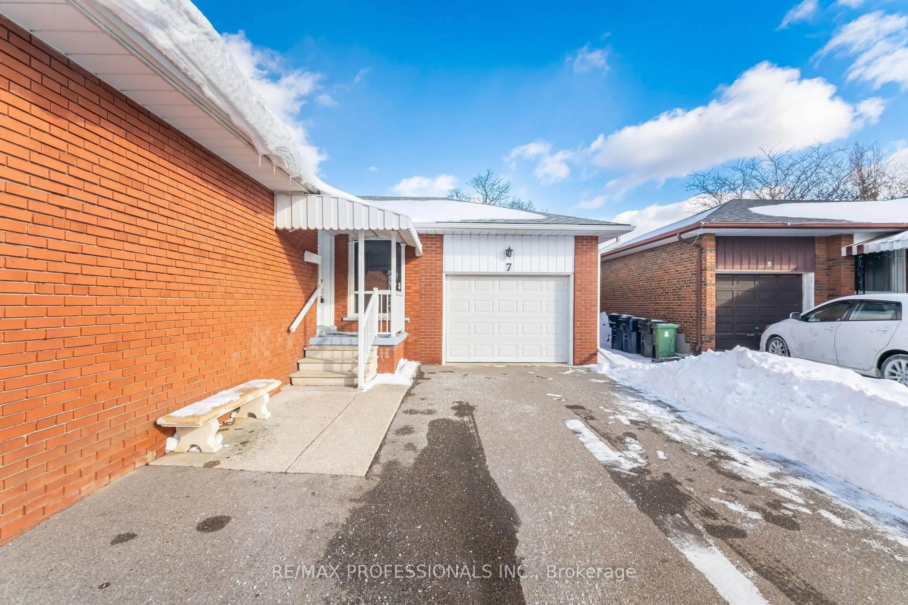 A pic from outside/outdoor area/front of a property/back of a property/a pic from drone, street for 7 Pettit Dr, Toronto Ontario M9R 2W6